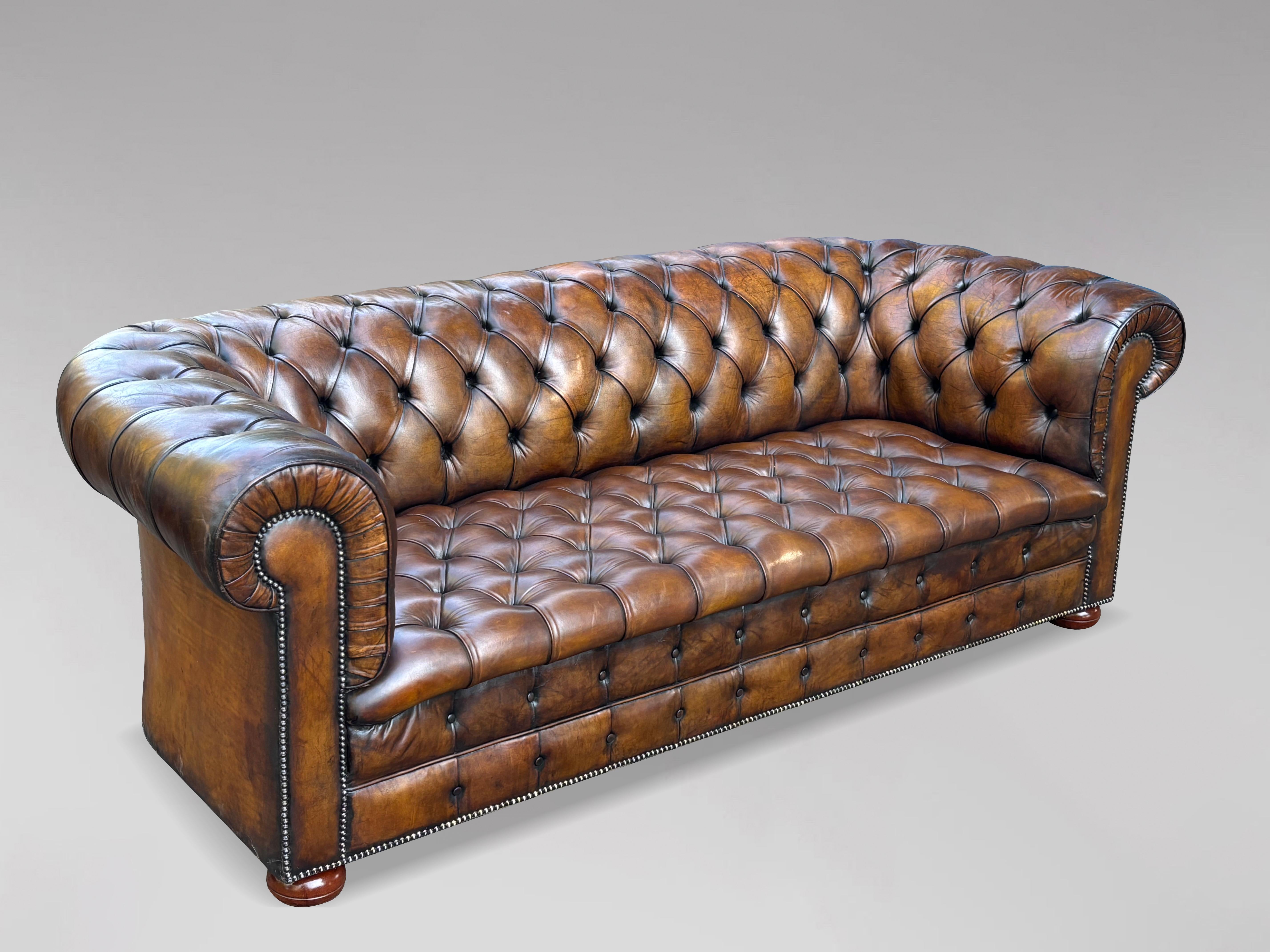 Hervorragende Qualität 19. Jahrhundert Victorian Golden Brown Leder Chesterfield Sofa

Eine erstaunliche 19. Jahrhundert viktorianischen Zeit große Dreisitzer goldbraun Leder button-down Chesterfield Sofa. Er besteht aus braunem Originalleder, das