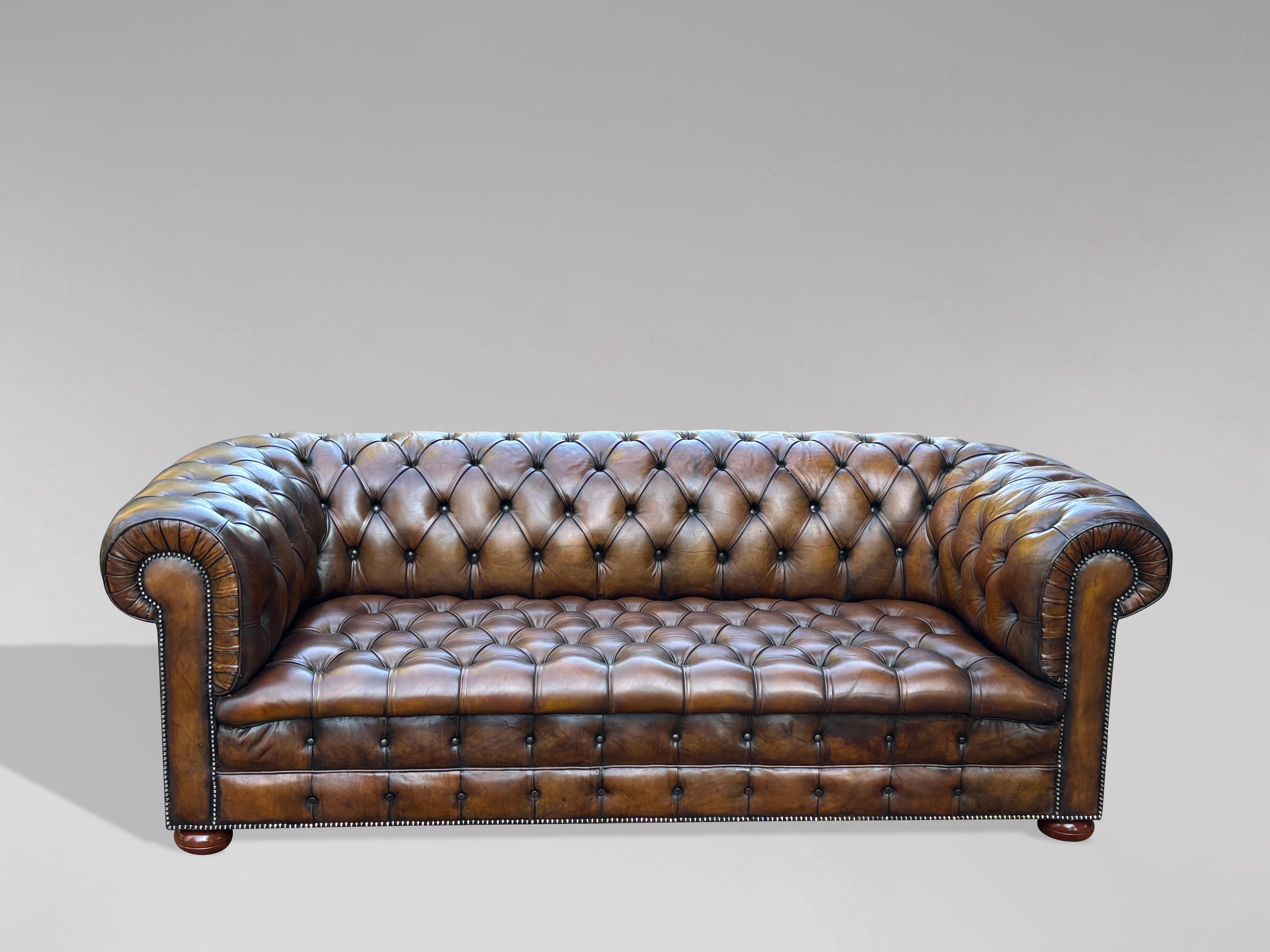 19. Jahrhundert Viktorianisches goldbraunes Leder 3-Sitzer Chesterfield Sofa (Britisch) im Angebot