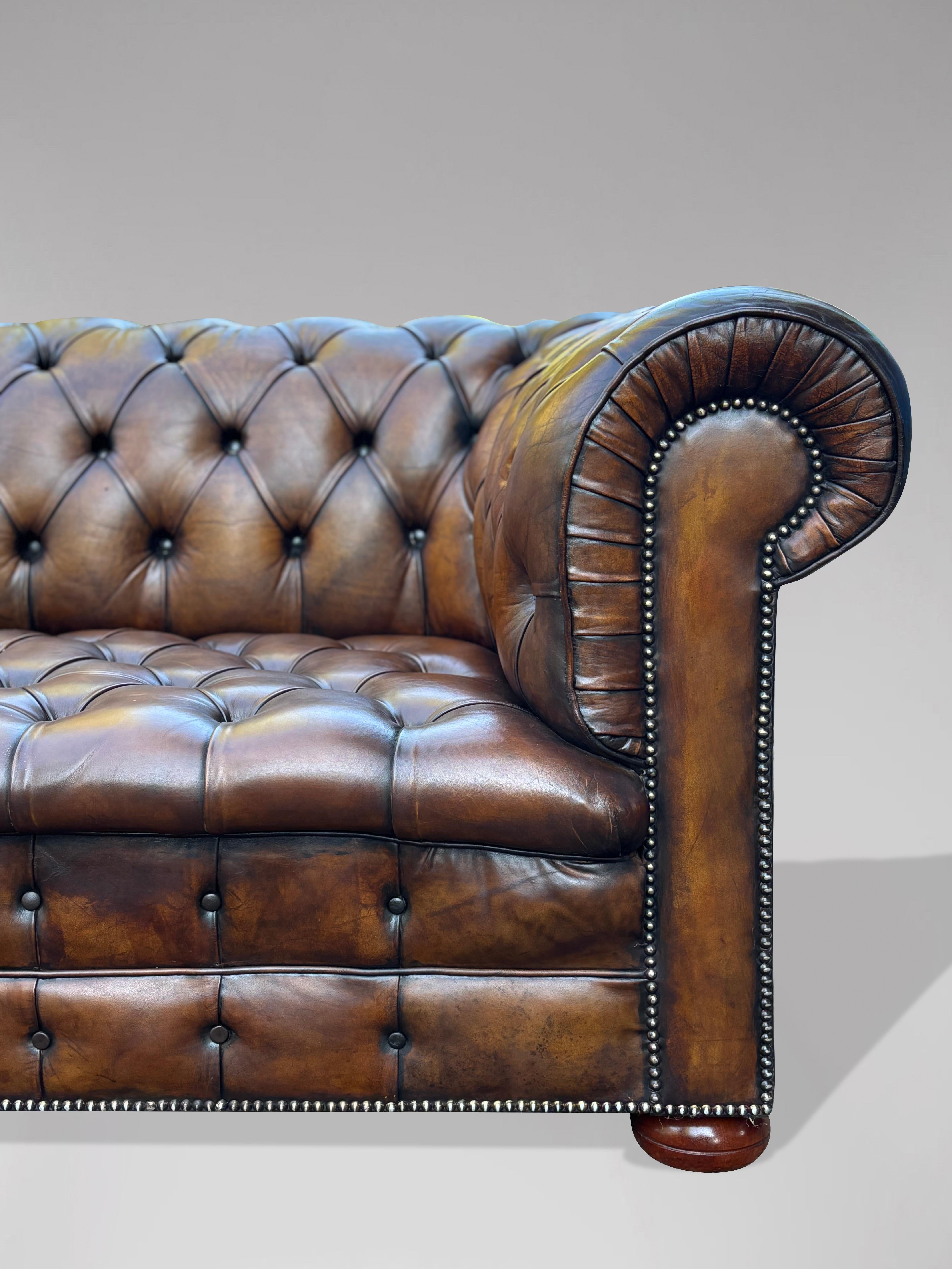 19. Jahrhundert Viktorianisches goldbraunes Leder 3-Sitzer Chesterfield Sofa im Zustand „Gut“ im Angebot in Petworth,West Sussex, GB