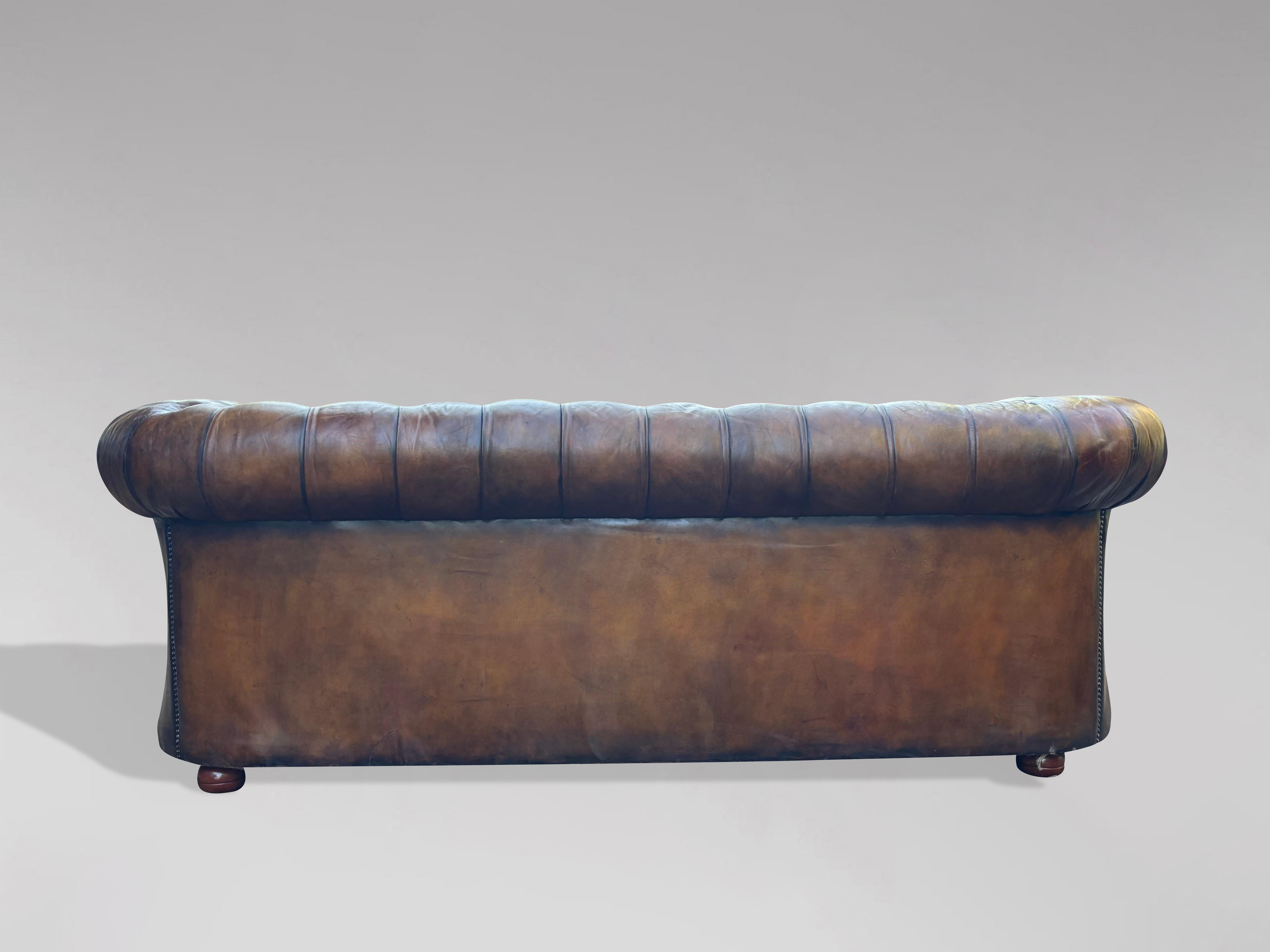 19. Jahrhundert Viktorianisches goldbraunes Leder 3-Sitzer Chesterfield Sofa im Angebot 1