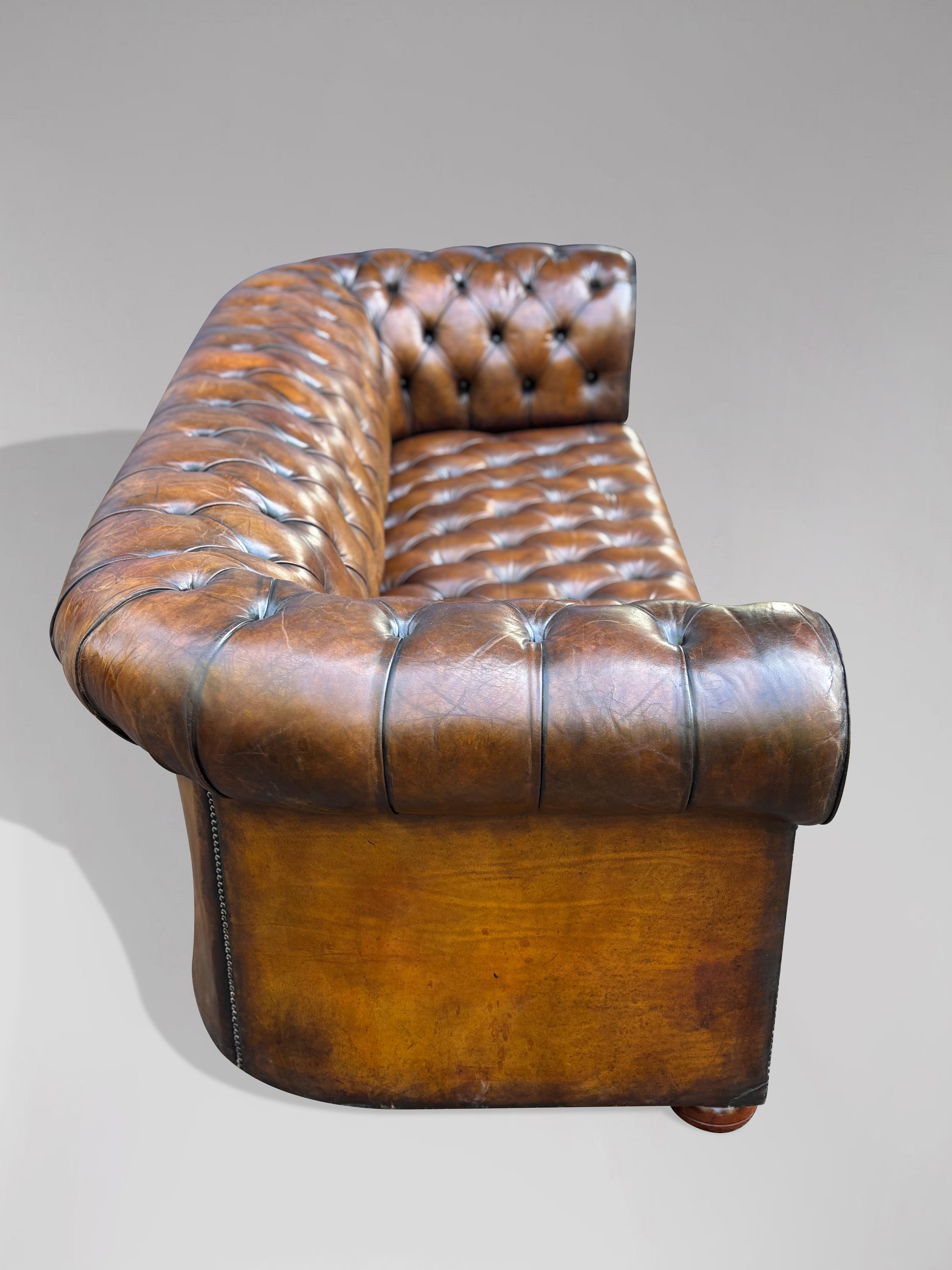 19. Jahrhundert Viktorianisches goldbraunes Leder 3-Sitzer Chesterfield Sofa im Angebot 3