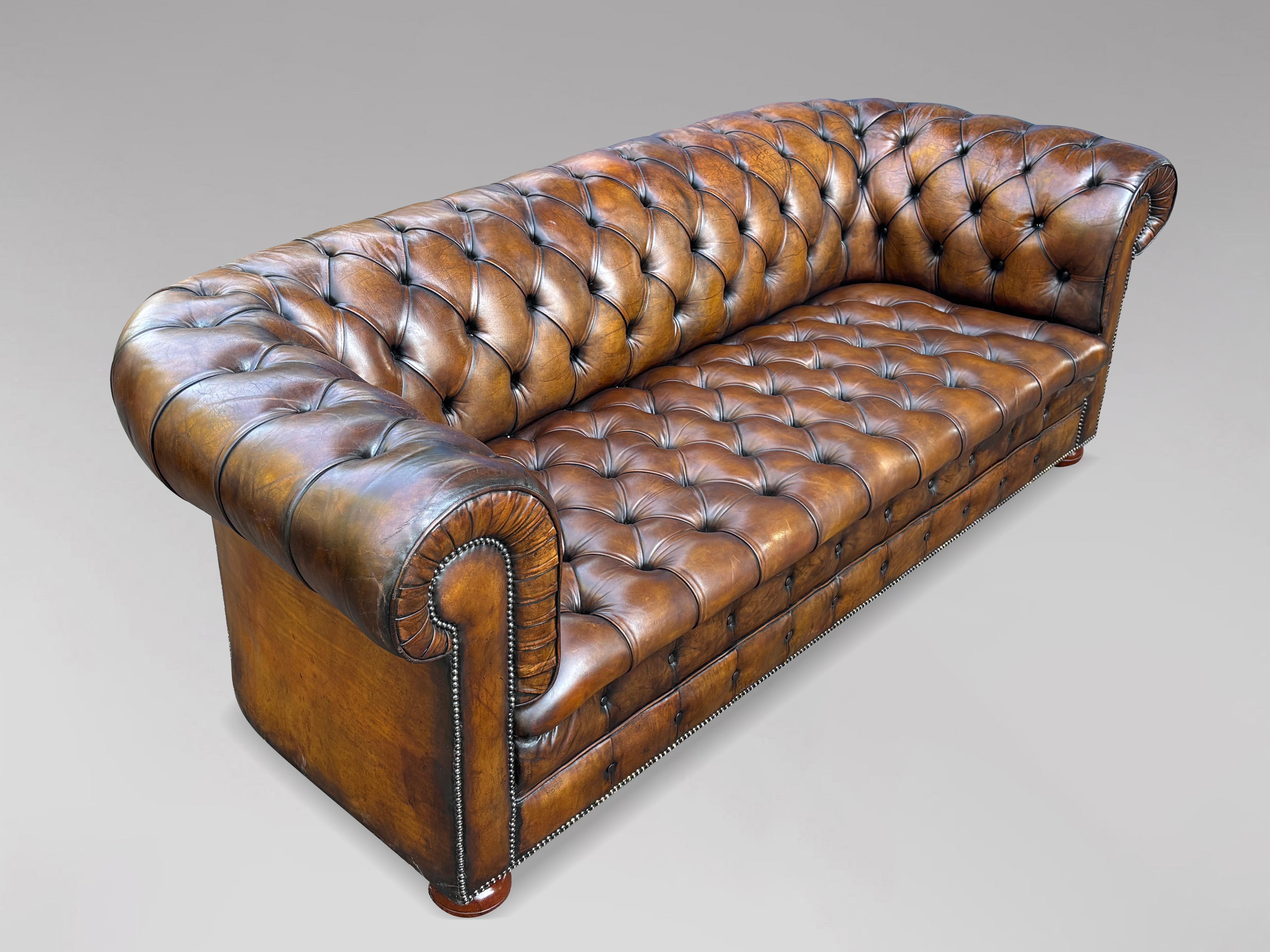 19. Jahrhundert Viktorianisches goldbraunes Leder 3-Sitzer Chesterfield Sofa im Angebot 5