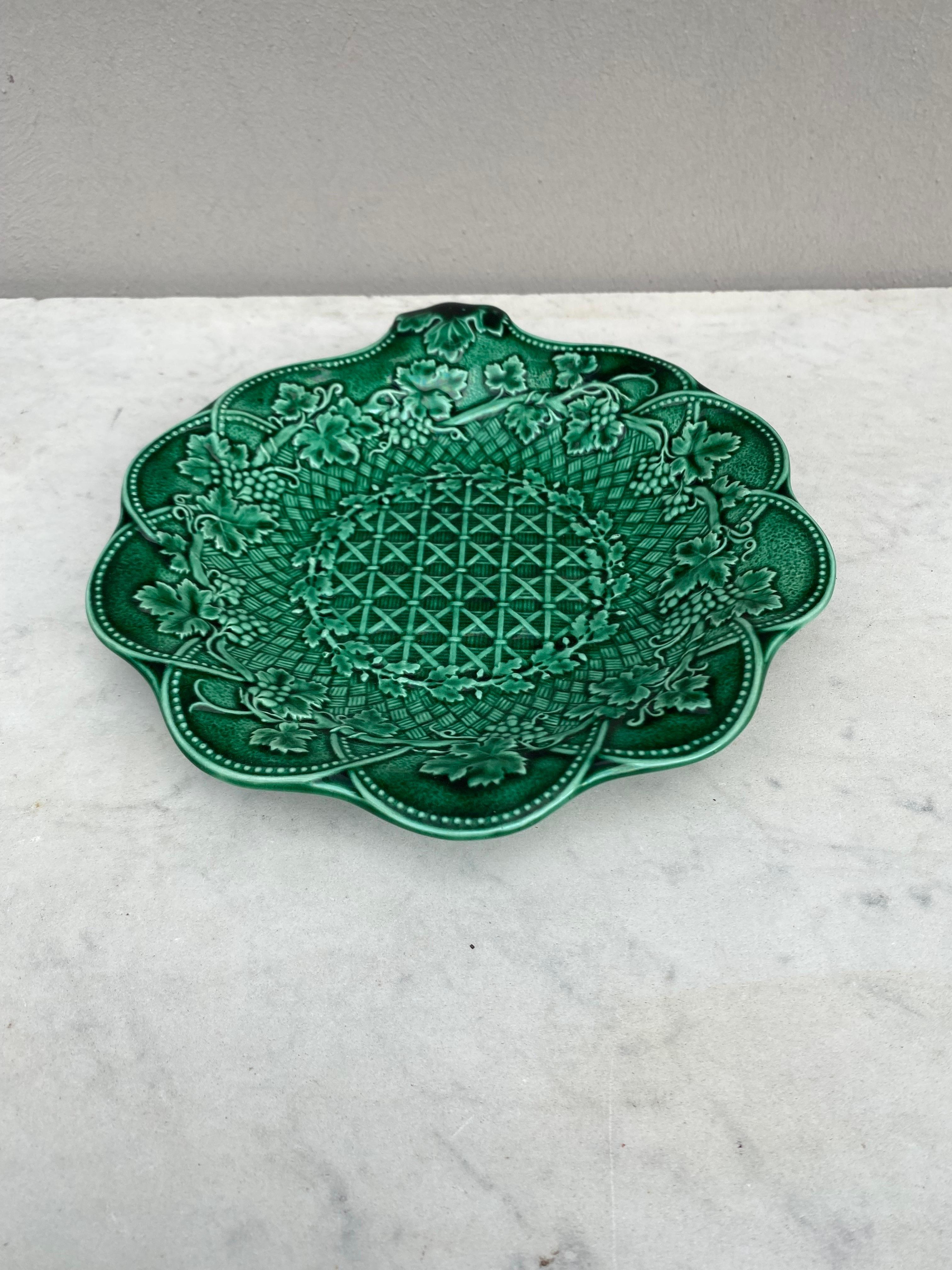 Victorian Majolica platter signed Wedgwood end of 19th century.
Basketweave  with a border of grapes leaves and fruits , treillis on the center.
Measures: 9.3 by 8.5 inches, height / 1.3 inches.