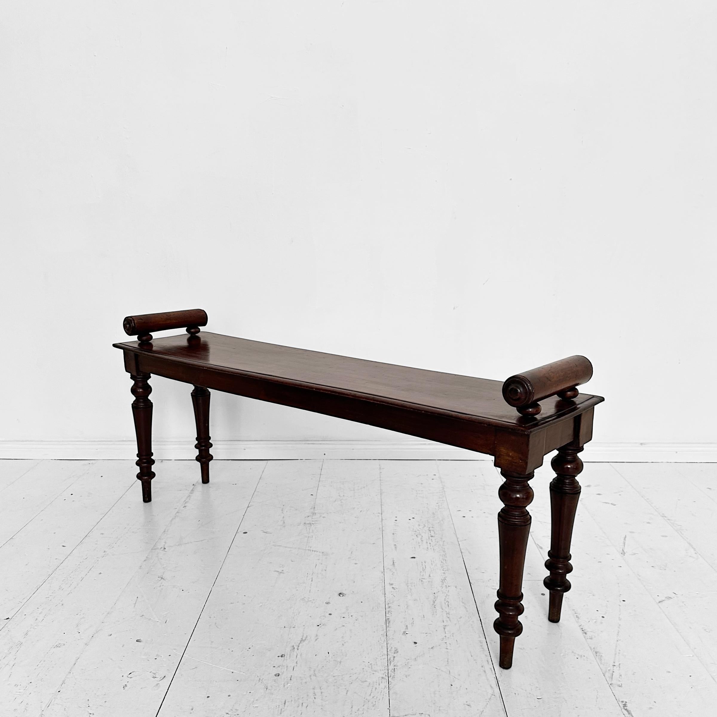 Legno massiccio Panca da sala vittoriana del XIX secolo in legno rosso-marrone, Inghilterra, 1870 ca. in vendita