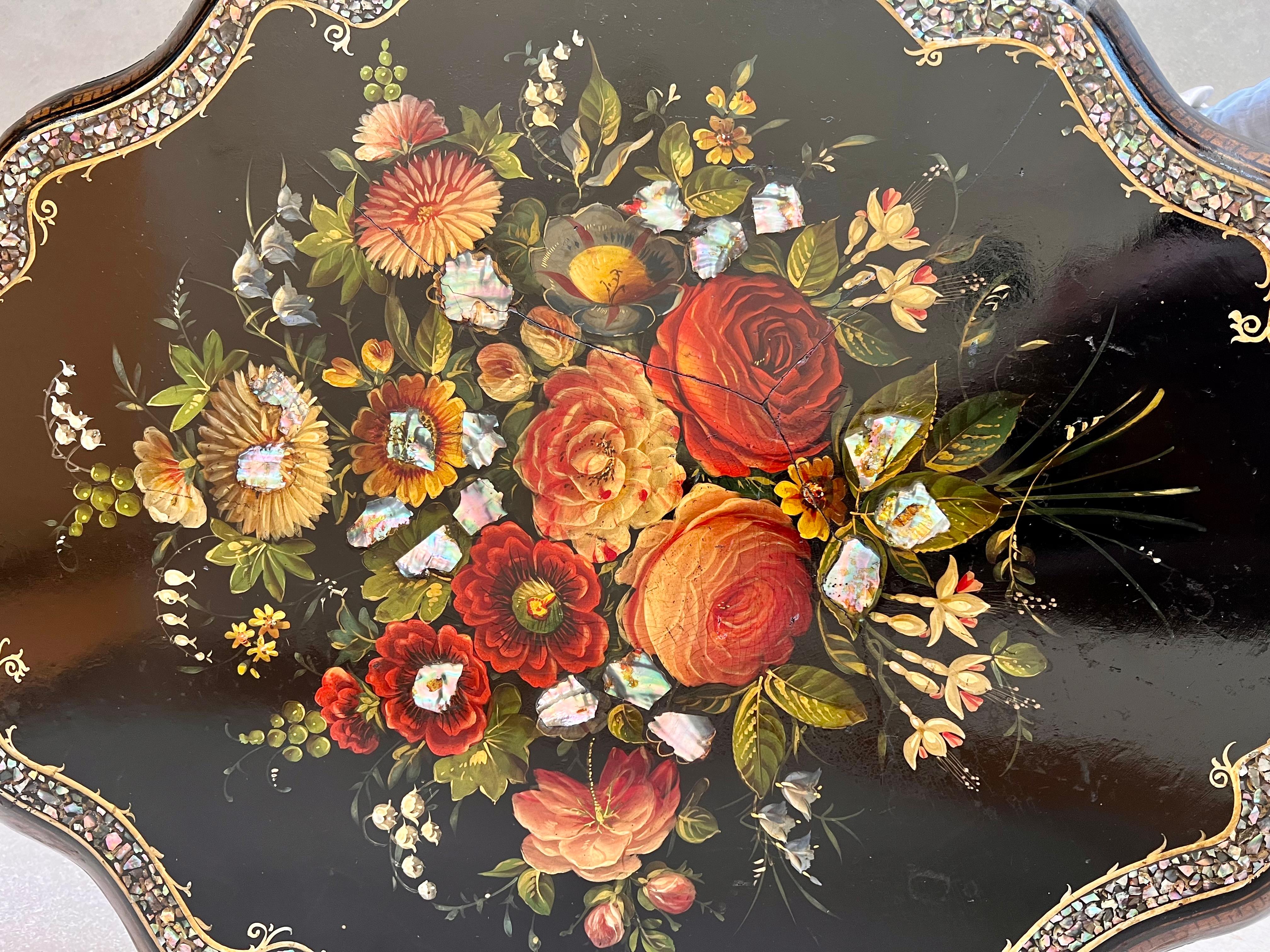 Noyer Table d'appoint victorienne du 19ème siècle peinte à la main et ébénisée avec incrustations en vente