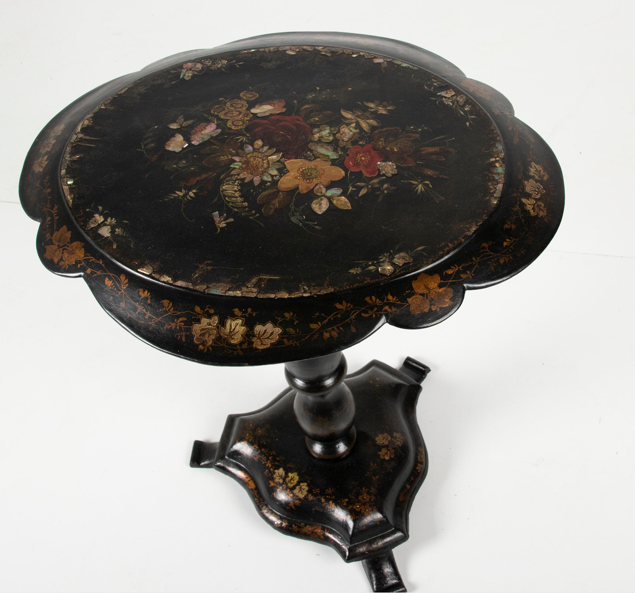 Hand-Painted 19th Century Victorian Hand Painted Tilt-Top Side Table For Sale