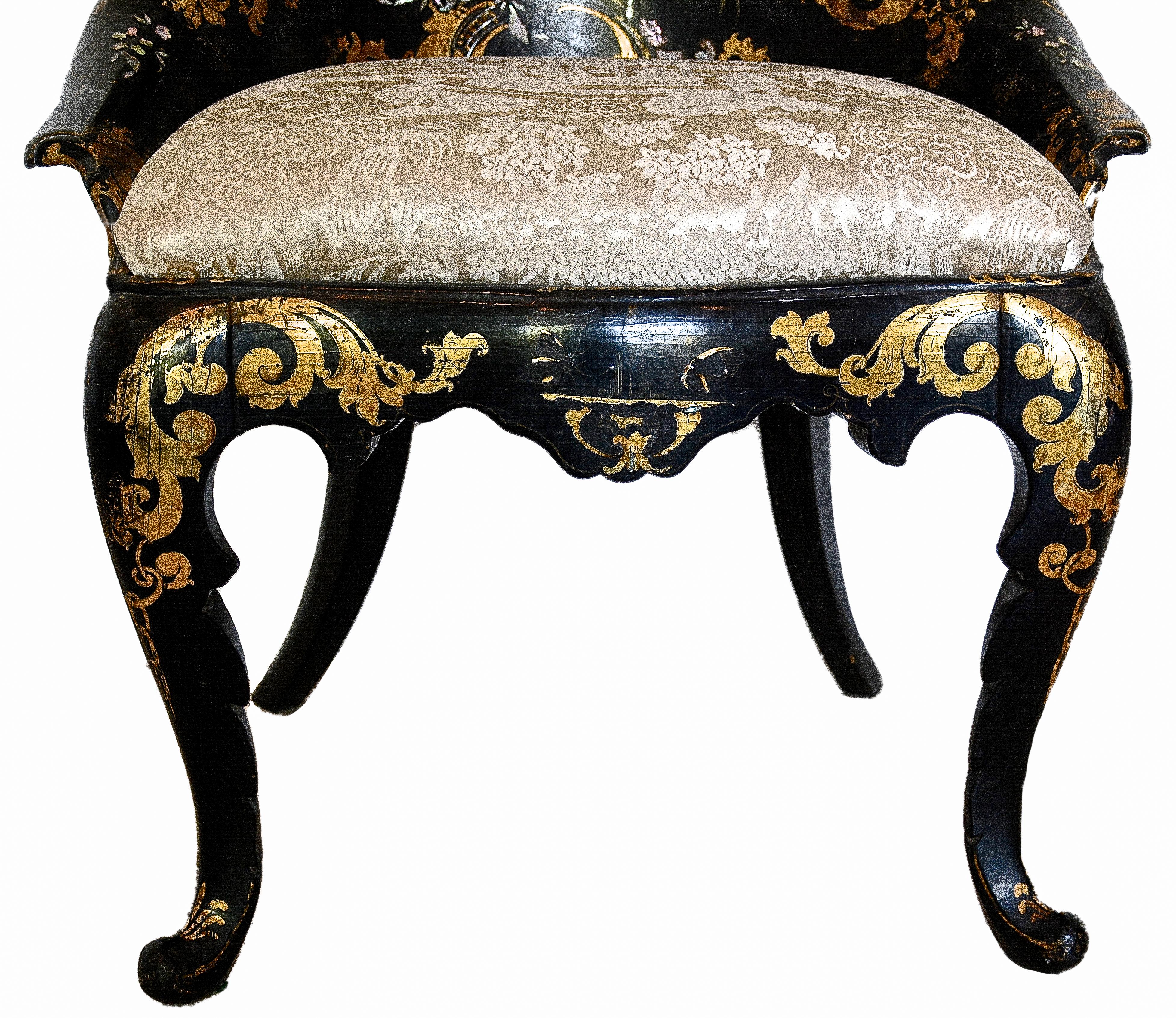 Viktorianischer Stuhl aus dem 19. Jahrhundert mit Intarsien aus Perlmutt und vergoldetem Pappmaché.

Dieser elegant geformte Stuhl ist mit Perlmutt-Intarsienmustern von Blumen und fliegenden Vögeln verziert, die durch vergoldete Ornamente