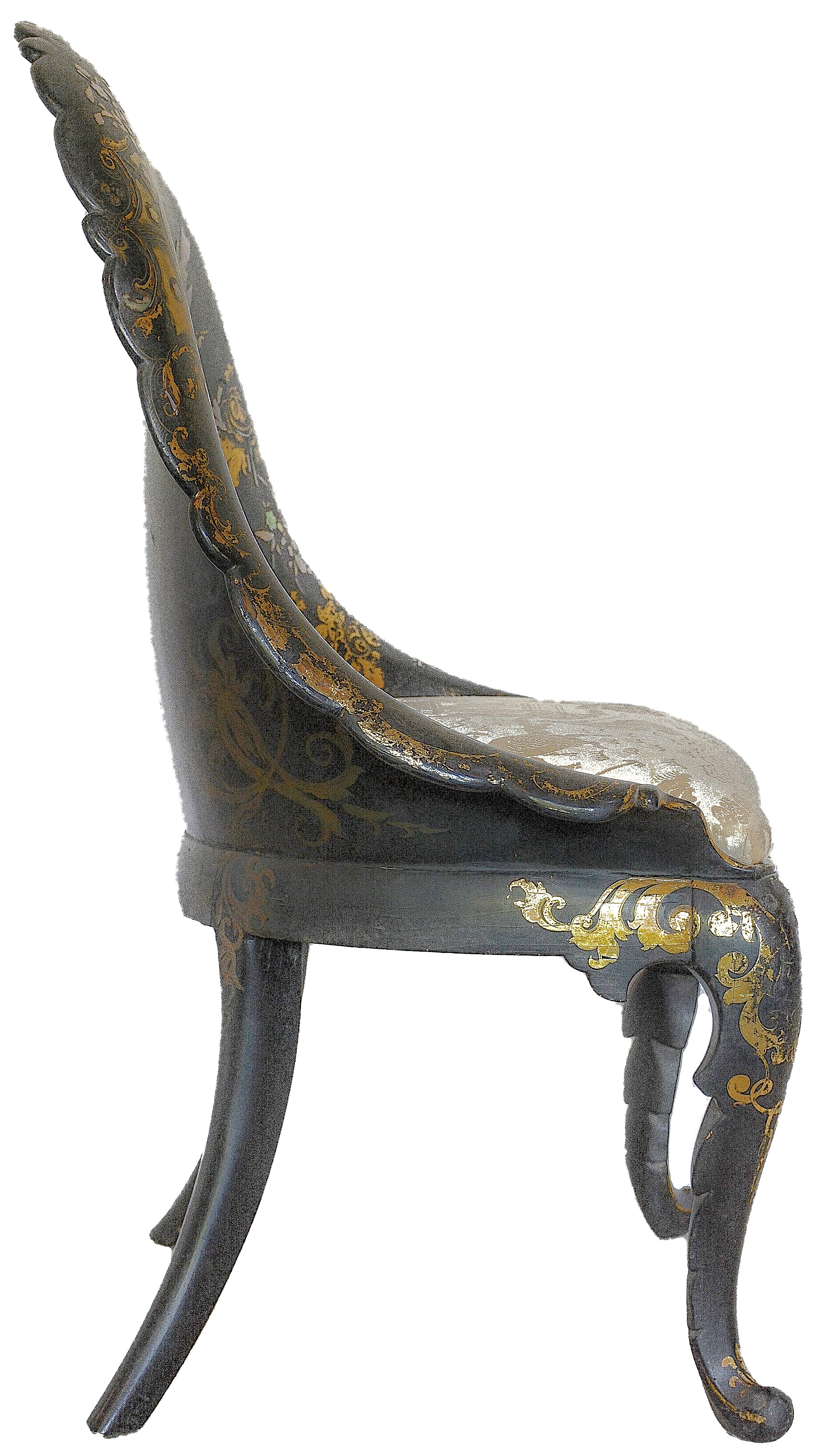 Doré Chaise victorienne du 19ème siècle en nacre incrustée et papier mâché doré en vente