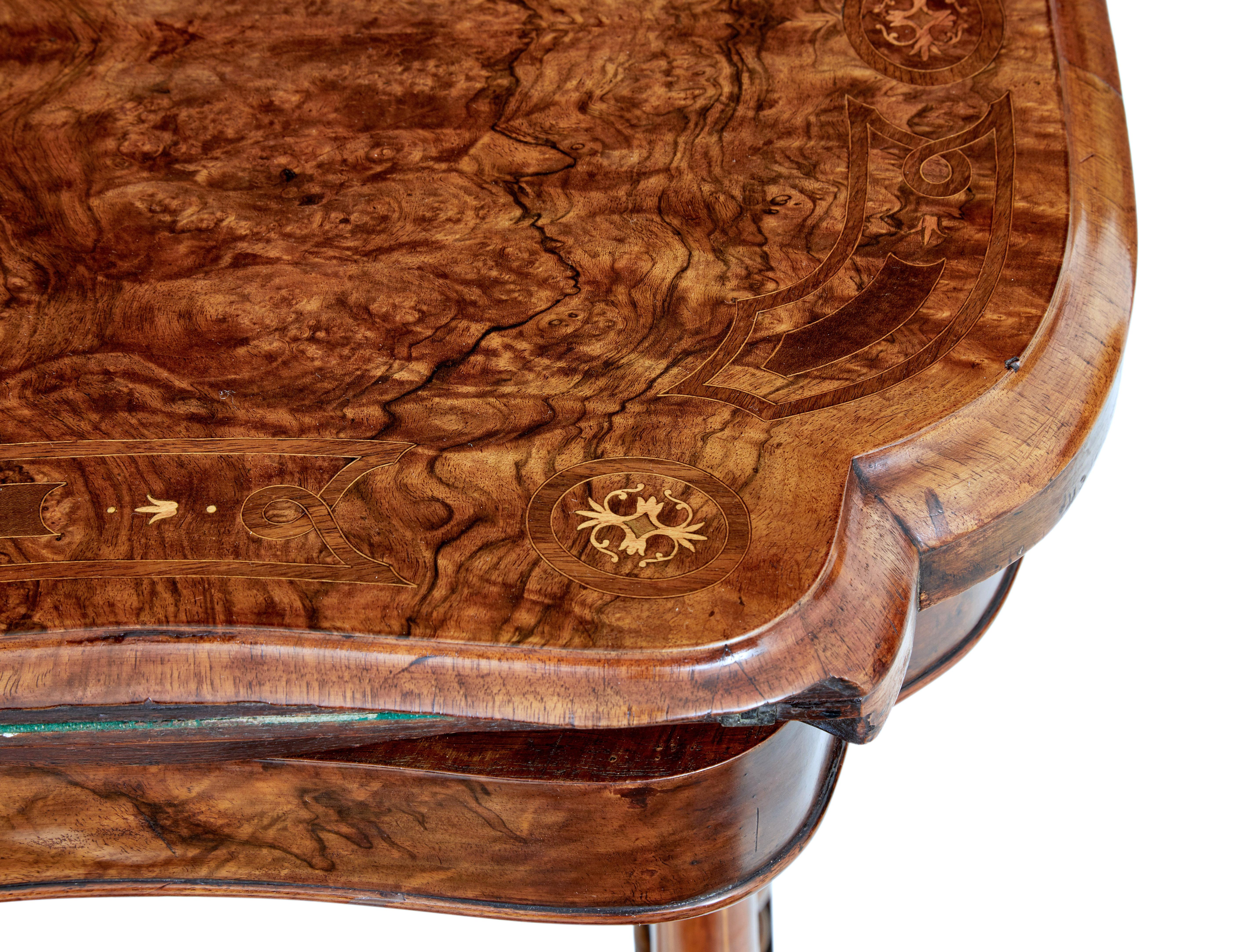 Viktorianischer Kartentisch aus Nussbaum mit Intarsien aus dem 19. im Angebot 2