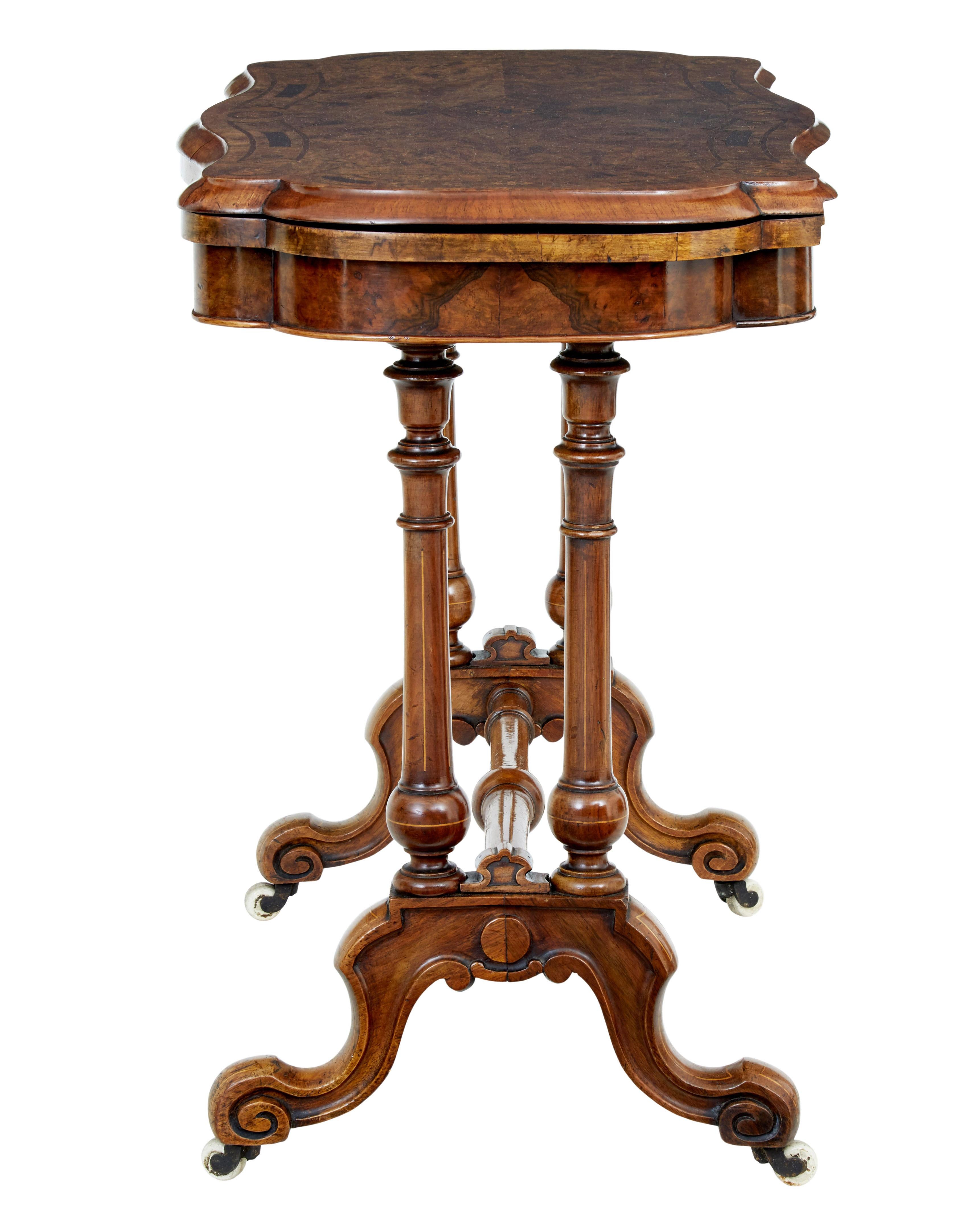 Viktorianischer Kartentisch aus Nussbaum mit Intarsien aus dem 19. (Hochviktorianisch) im Angebot