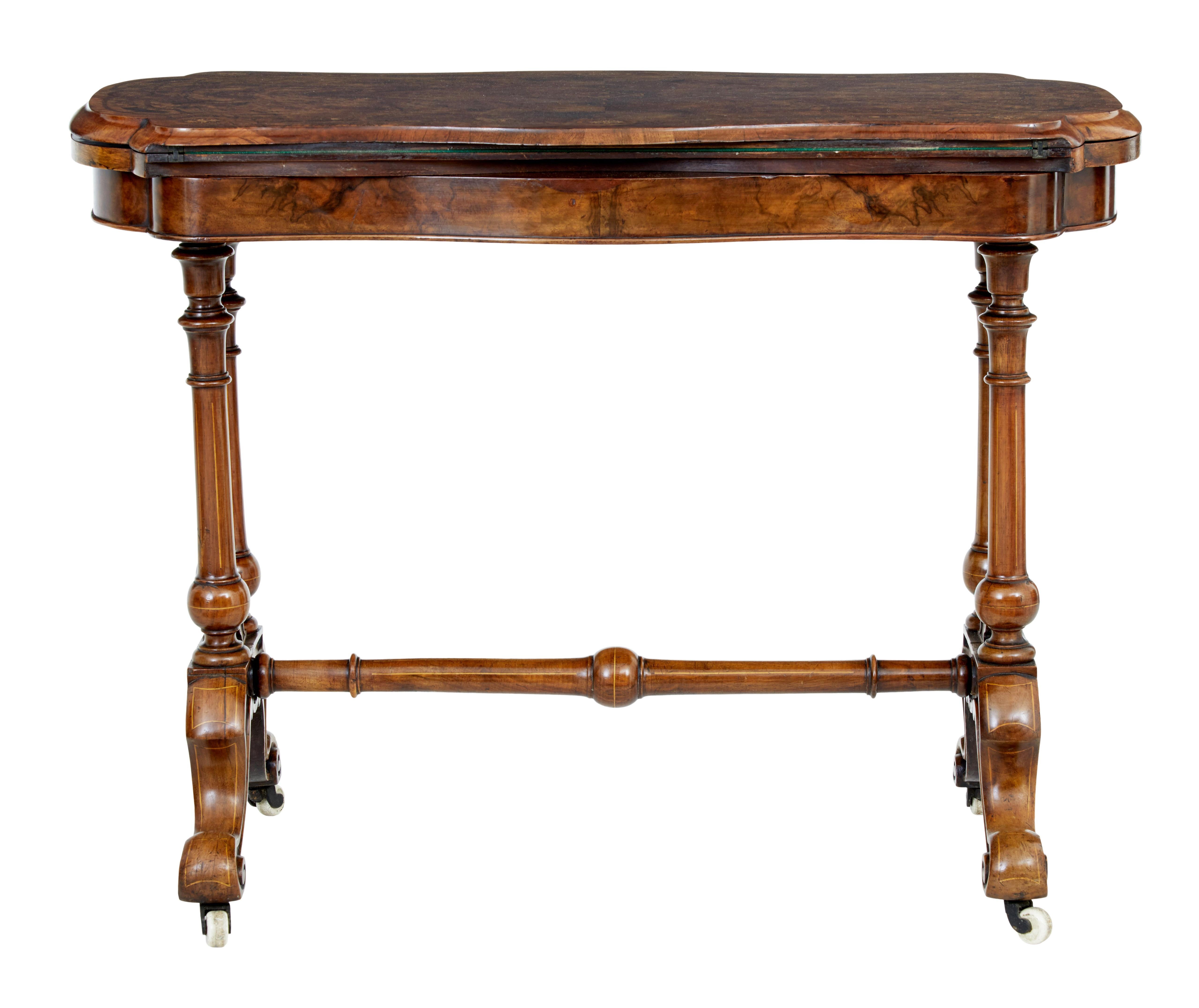 Viktorianischer Kartentisch aus Nussbaum mit Intarsien aus dem 19. (Englisch) im Angebot