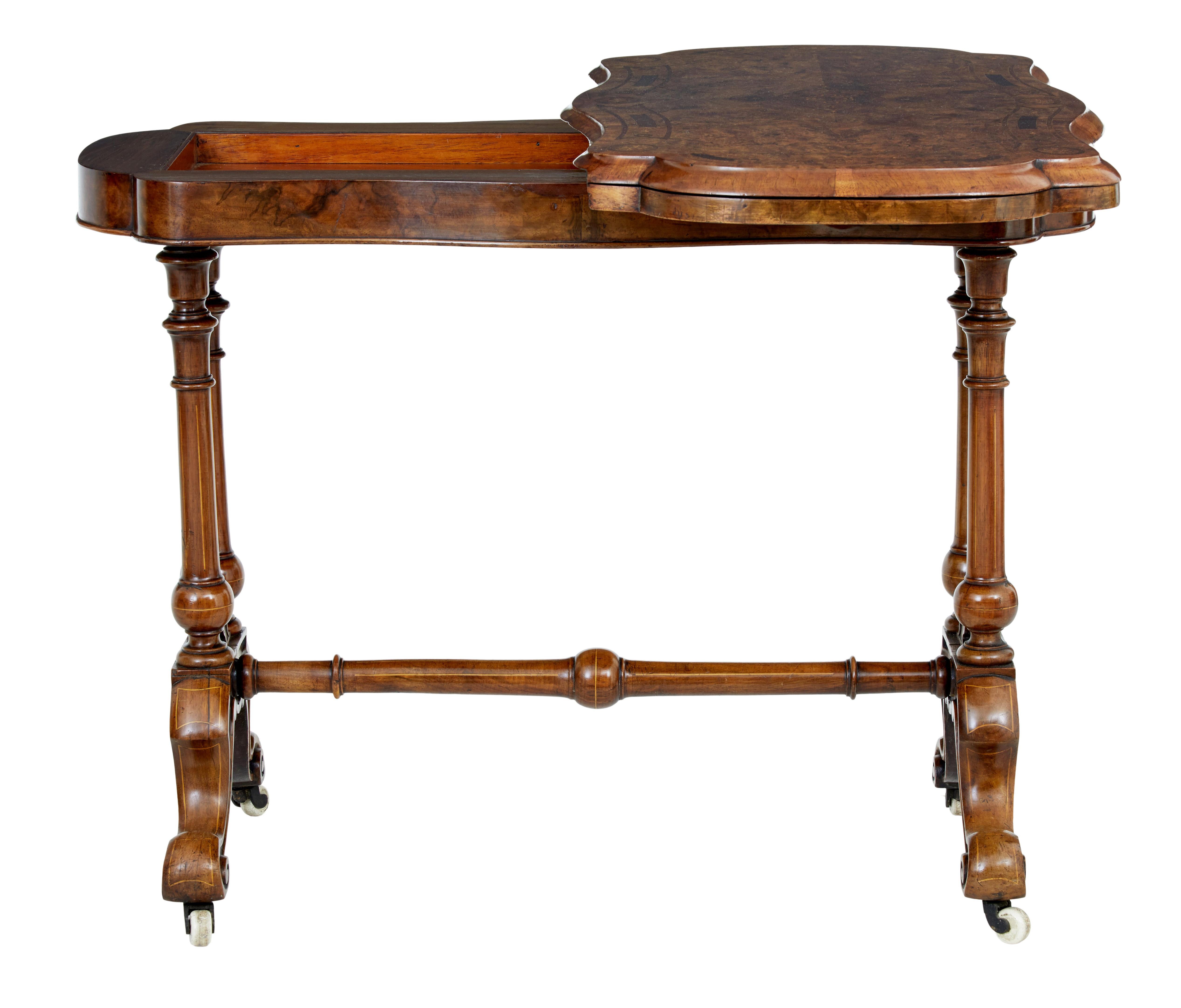 Viktorianischer Kartentisch aus Nussbaum mit Intarsien aus dem 19. (Handgeschnitzt) im Angebot