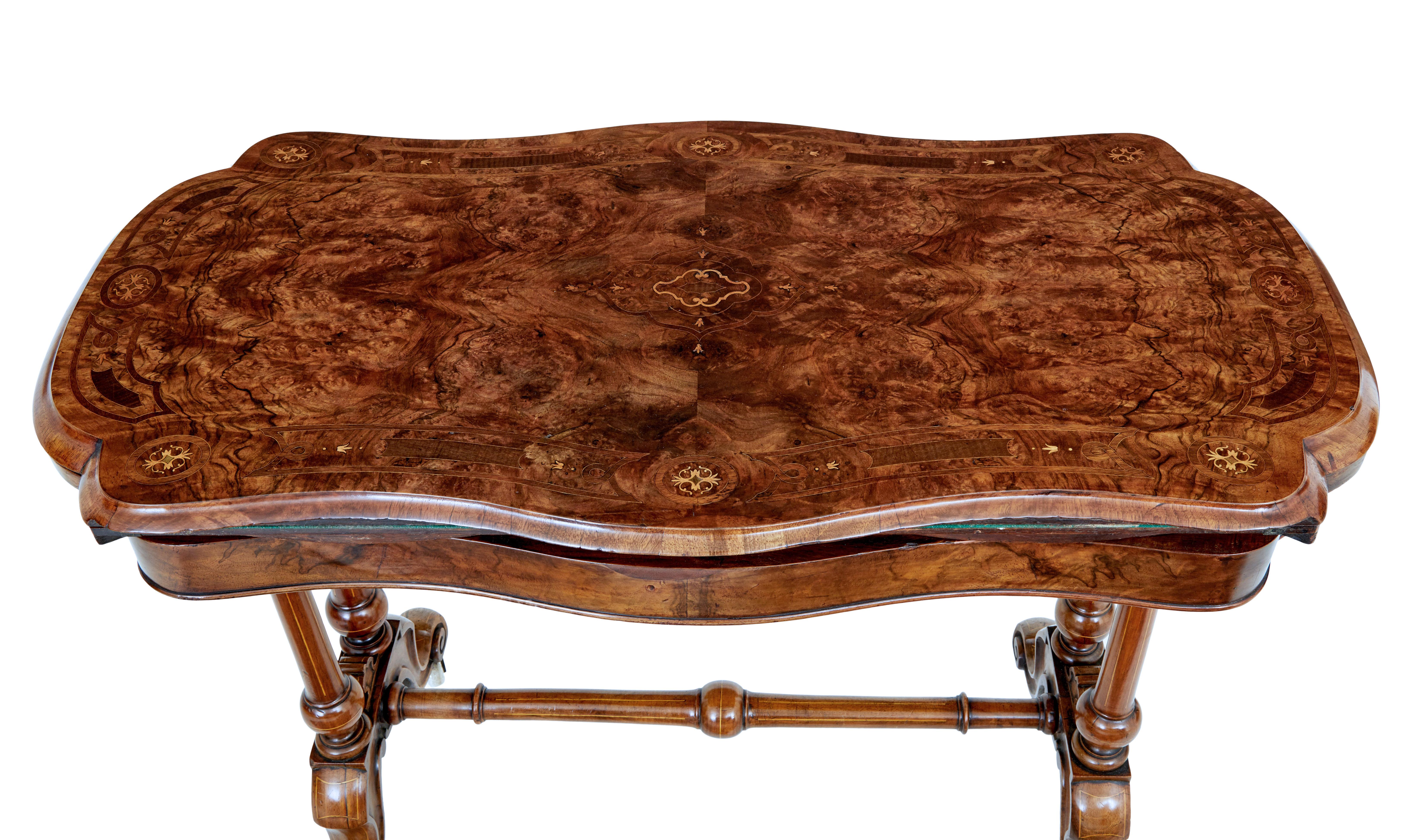 Viktorianischer Kartentisch aus Nussbaum mit Intarsien aus dem 19. im Angebot 1