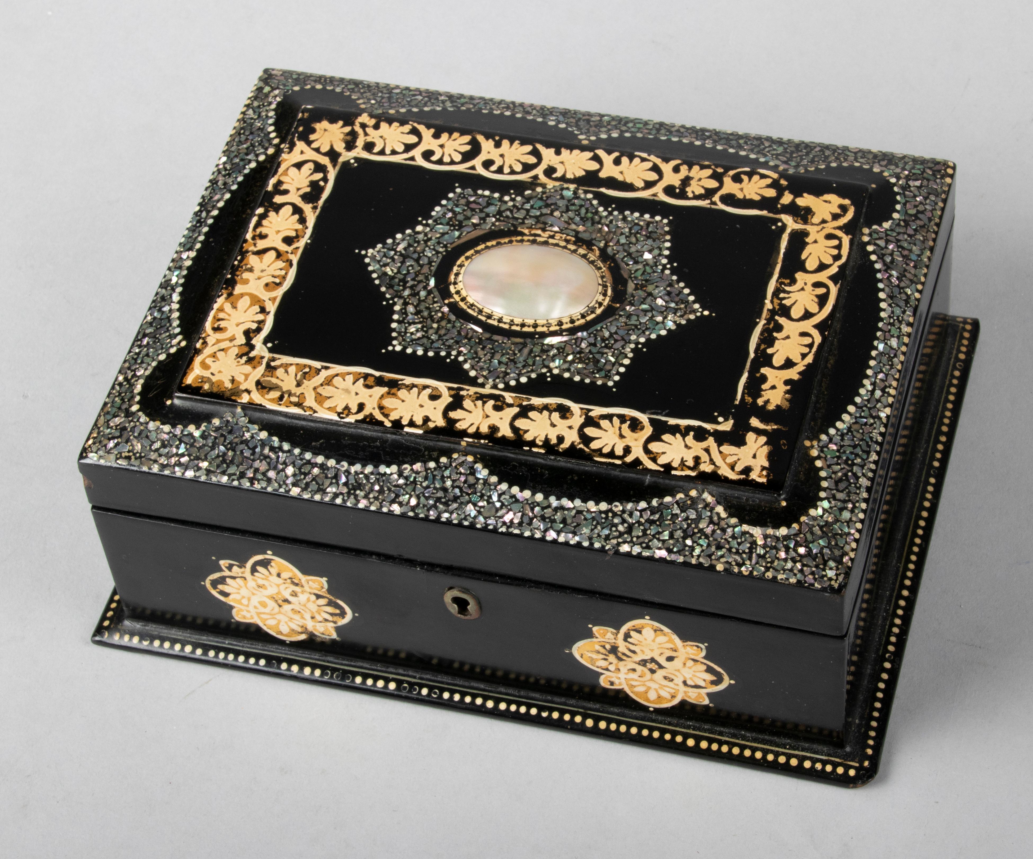 19th Century Victorian Jewelry Box In Good Condition For Sale In Casteren, Noord-Brabant