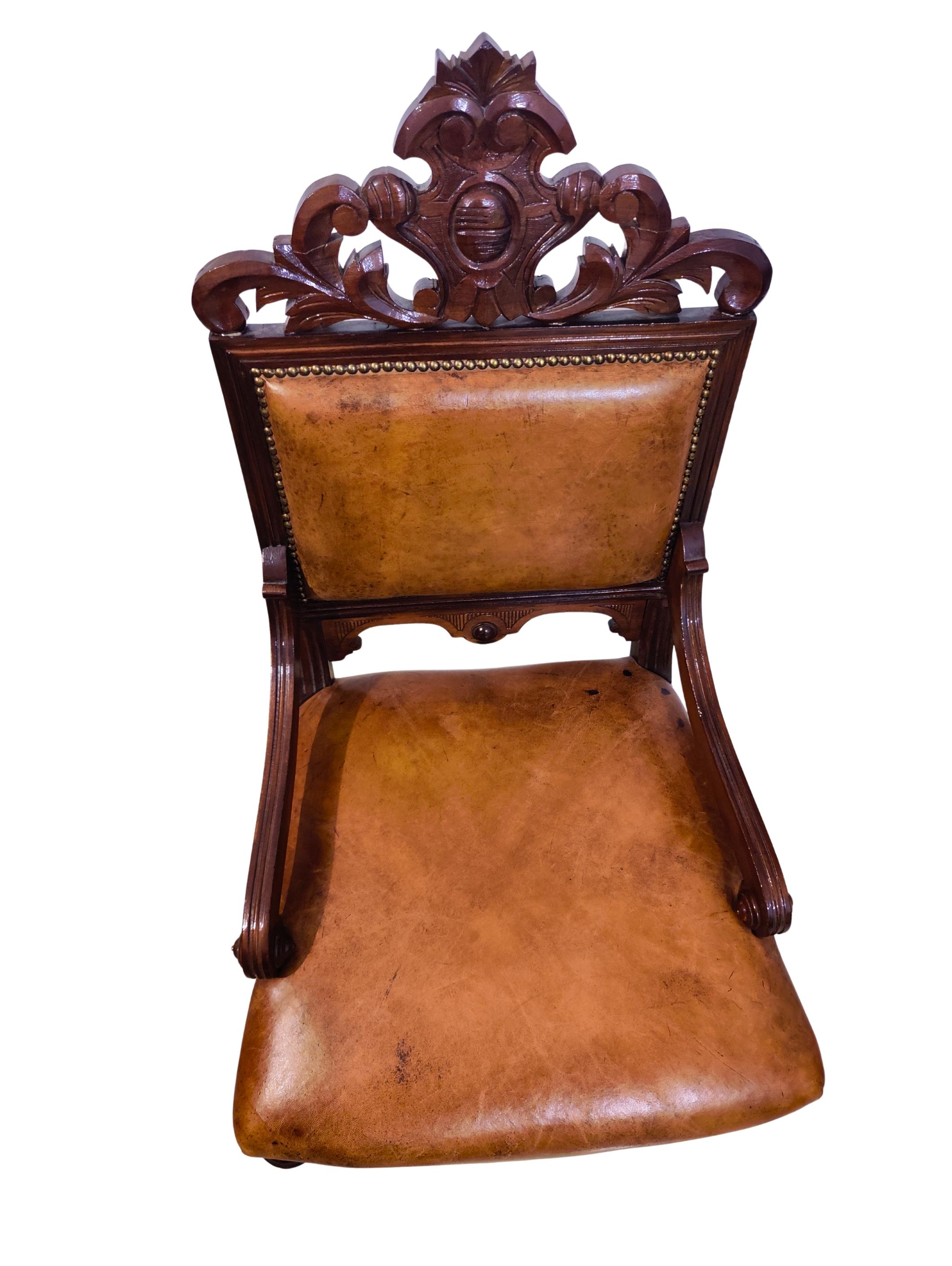 Ce fauteuil est nouvellement tapissé de cuir de mouton patiné à la main. Le cuir est traité de manière à ce que la diffusion soit ouverte, ce qui permet une assise confortable en hiver comme en été. Le fauteuil est en très bon état de