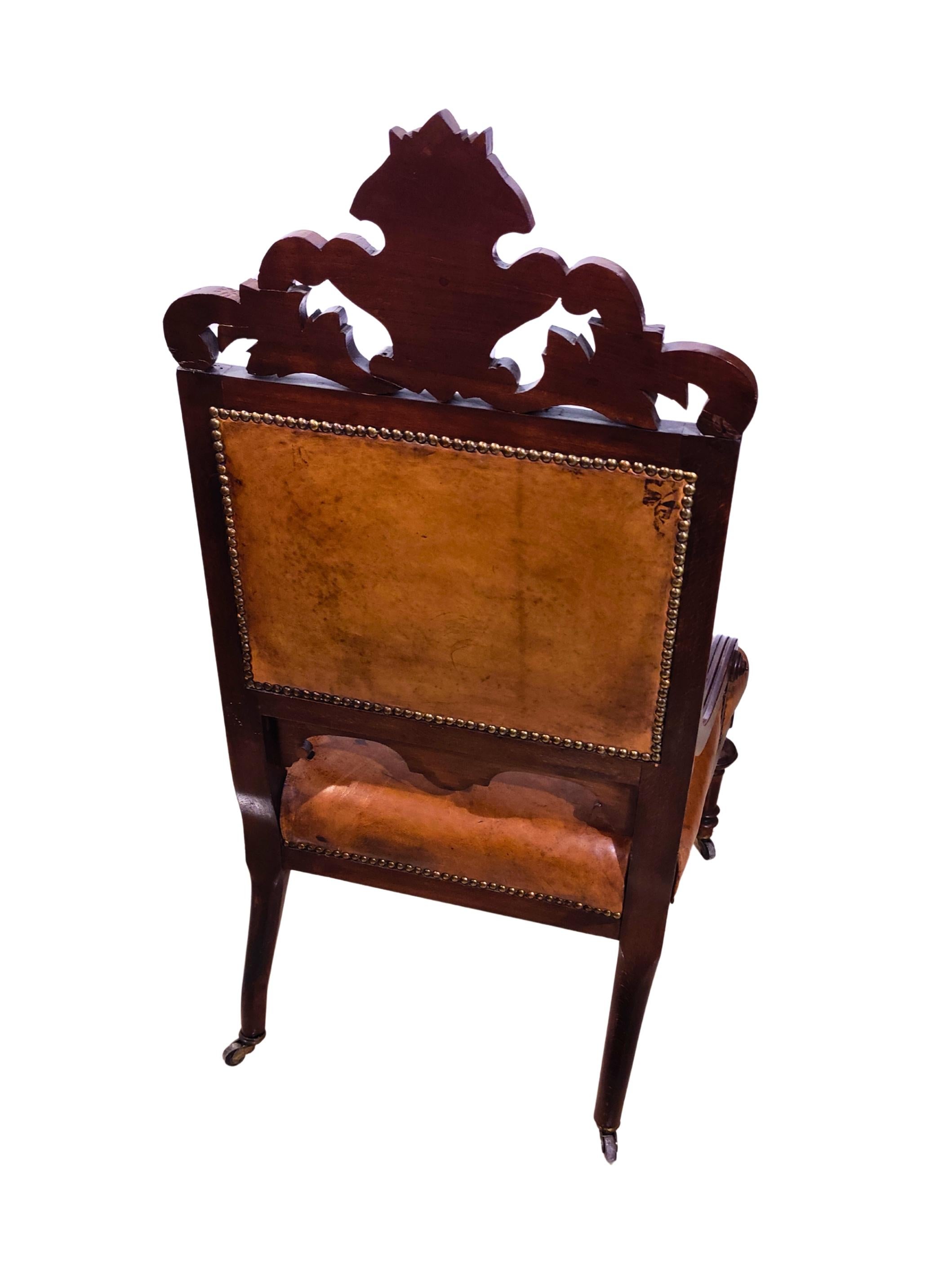 Patiné Fauteuil en cuir victorien du XIXe siècle en vente