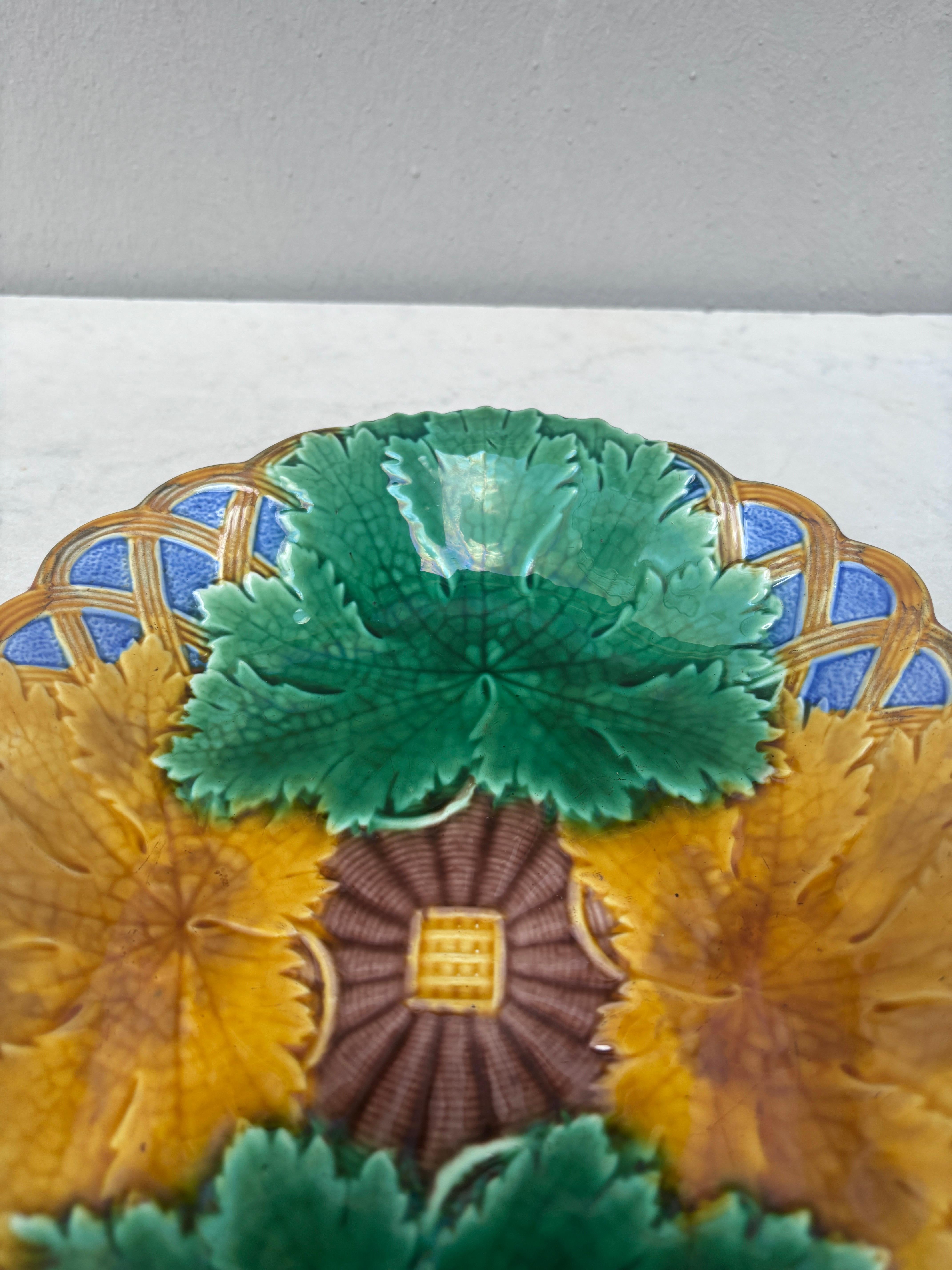 19ème siècle Victorian Leaves Platter Wedgwood Bon état - En vente à Austin, TX