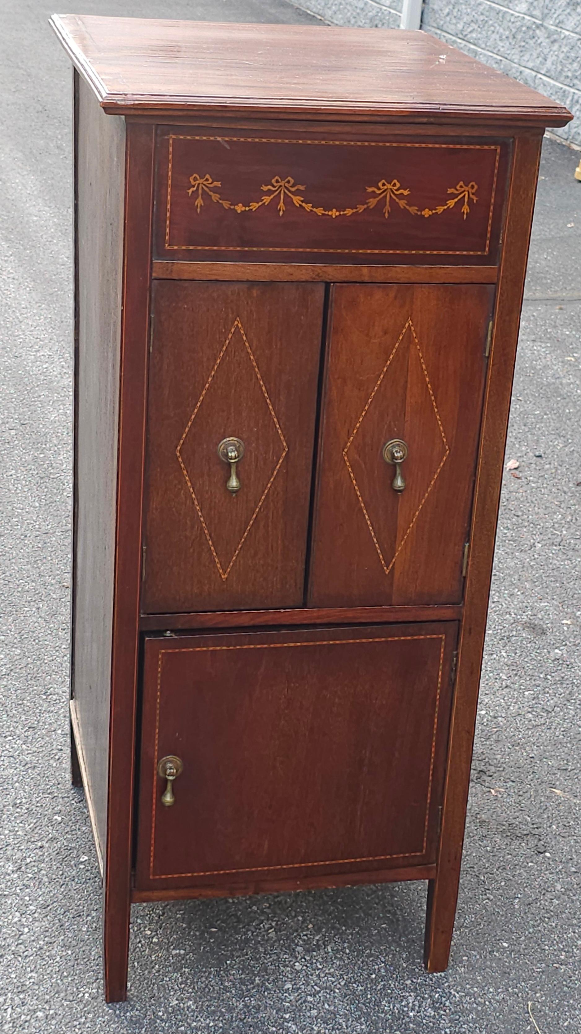 A  Mobile musicale convertito in mogano vittoriano del XIX secolo e intarsiato in satinwod, recentemente rifinito, con porte francesi e piano ribaltabile.
Misura 18,75
