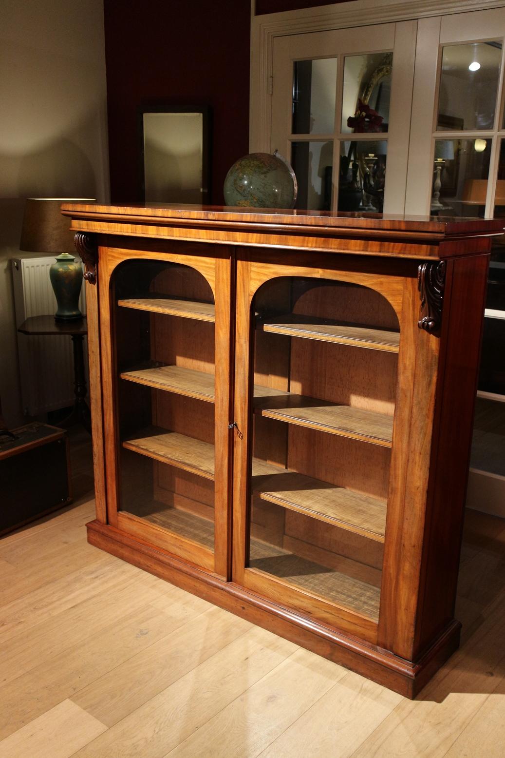 Beautiful and high quality antique mahogany bookcase. Entirely in original condition. 3 adjustable shelves. Beautiful and practical bookcase.

Origin: England

Period: Victorian, circa 1860

Size: W. 150cm, D. 30 (including frame 40 cm), H.