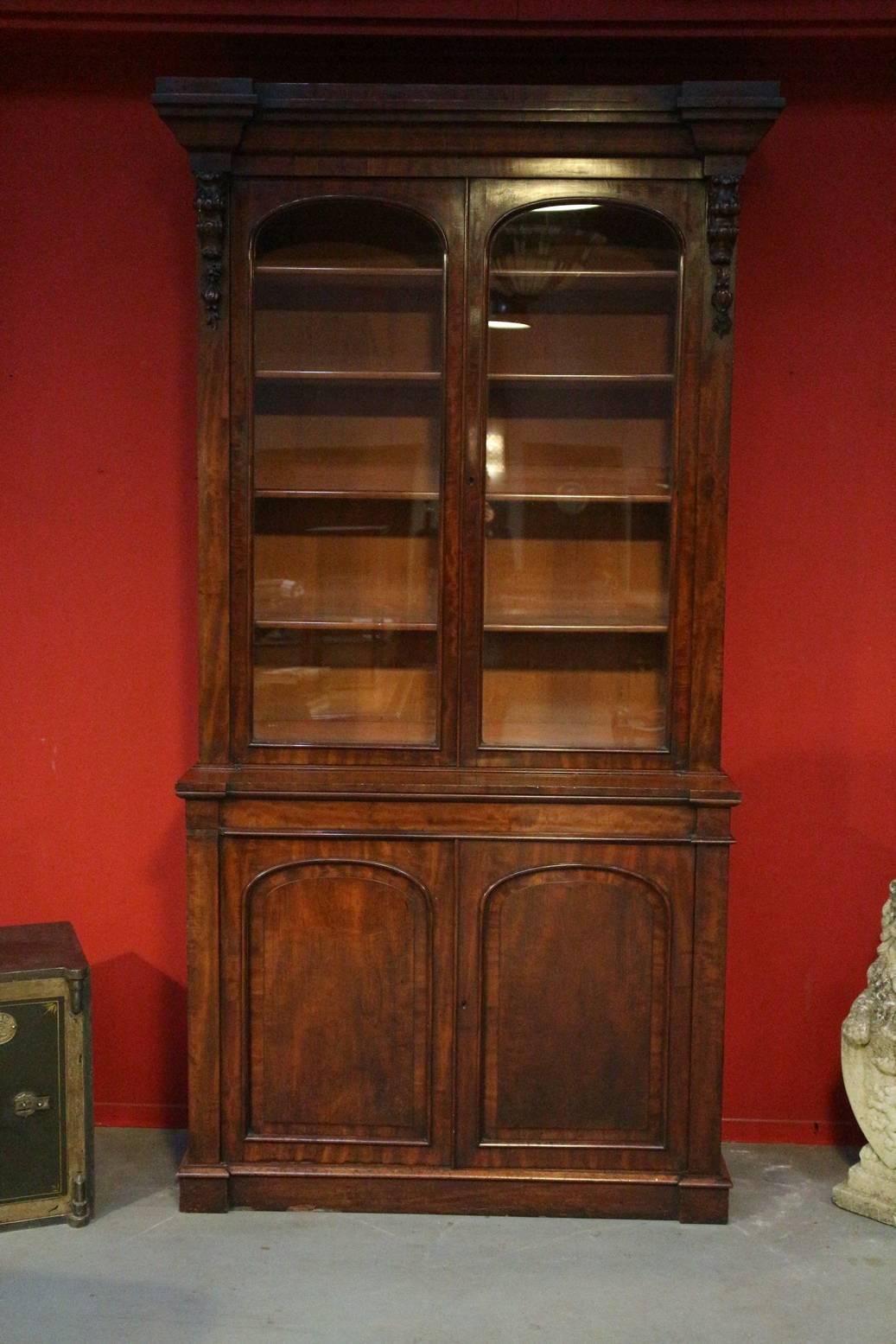 Antique mahogany bookcase, early Victorian. Fabulous quality. Shelves top part are adjustable.

Origin: England

Period circa 1840

Size: W. 130cm, D. 48/30 cm, H. 262cm.