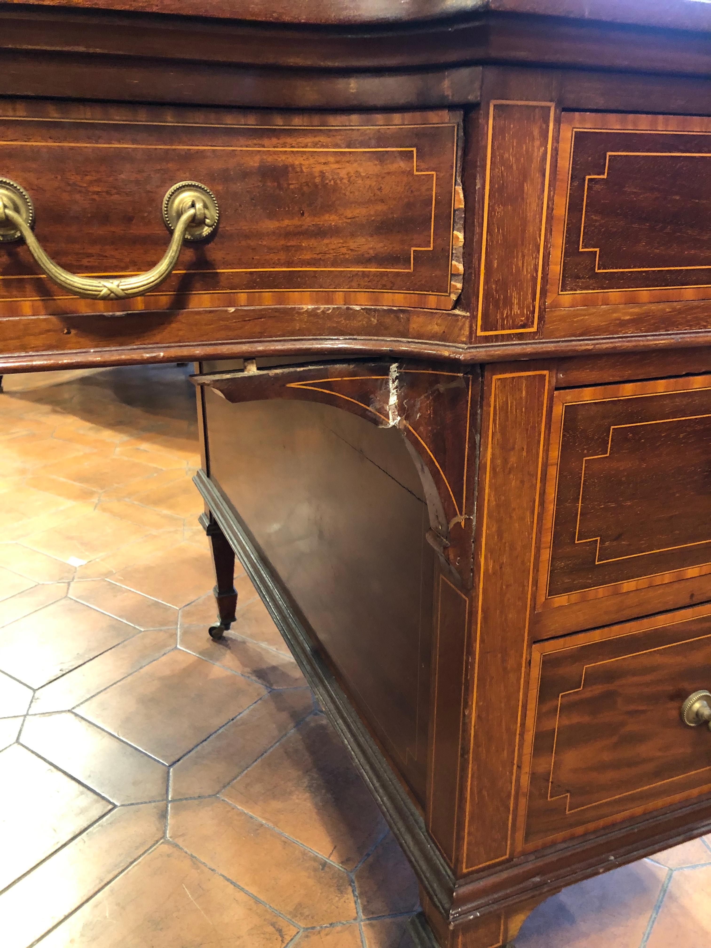 19th Century Victorian Mahogany Center Desk Table Maple & Co. 1890 In Fair Condition In Roma, RM