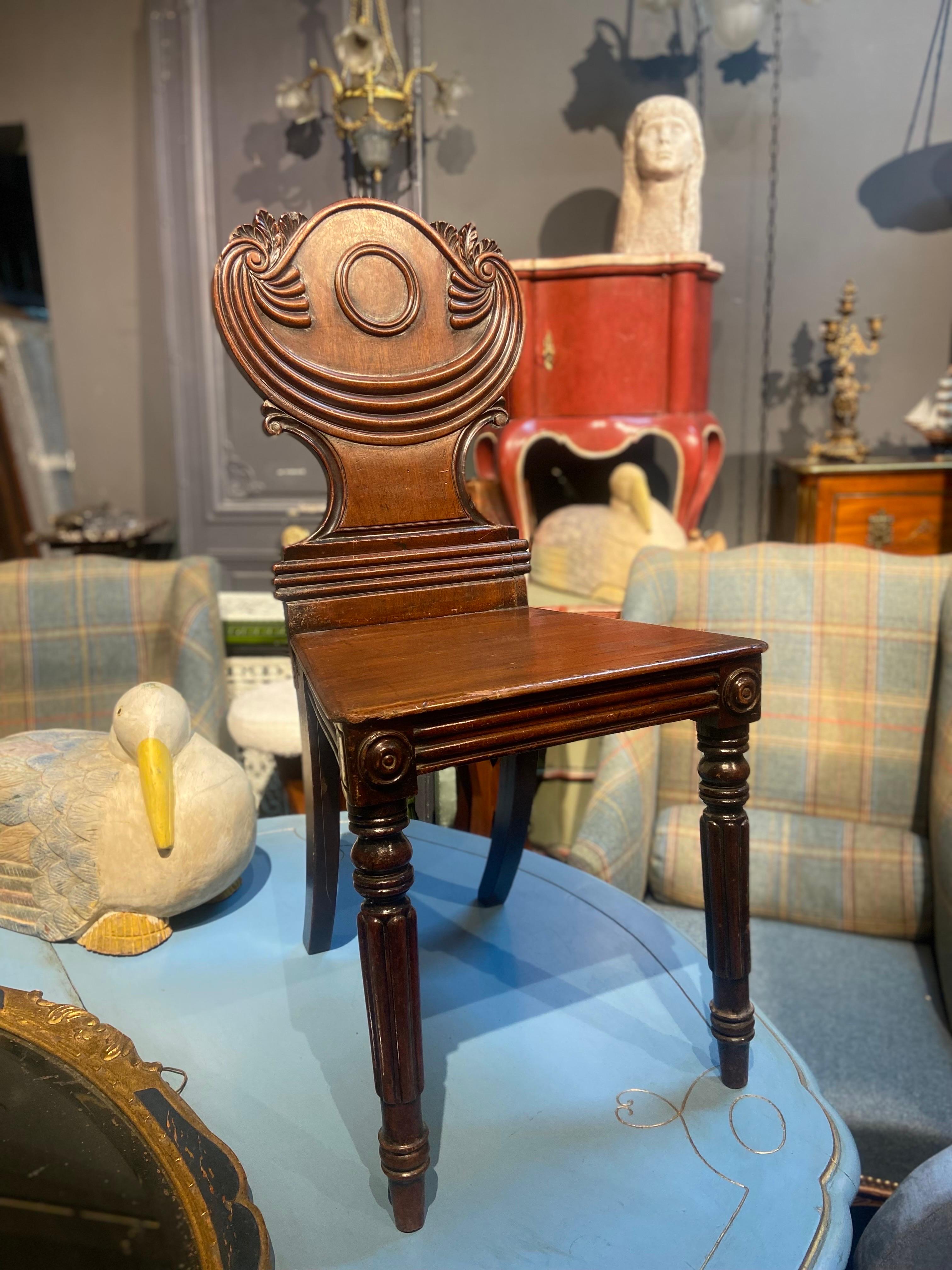 Attrayante chaise de salle en acajou du dix-neuvième siècle. Dossier ovale sculpté à la main avec de jolies décorations élégantes et un siège reposant sur des pieds tournés à cannelures.
Angleterre, vers 1880