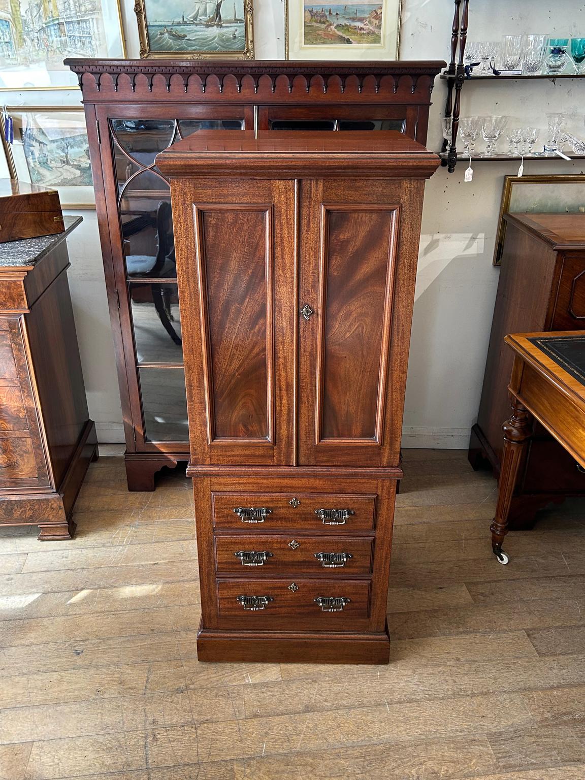 A high quality 19th Century Victorian Mahogany Chest & Cupboard with panelled sides, standing over three mahogany lined drawers with brass handles, a cupboard with two adjustable shelves and working key.

Circa: 1880

Dimensions:
Height  51 inches –