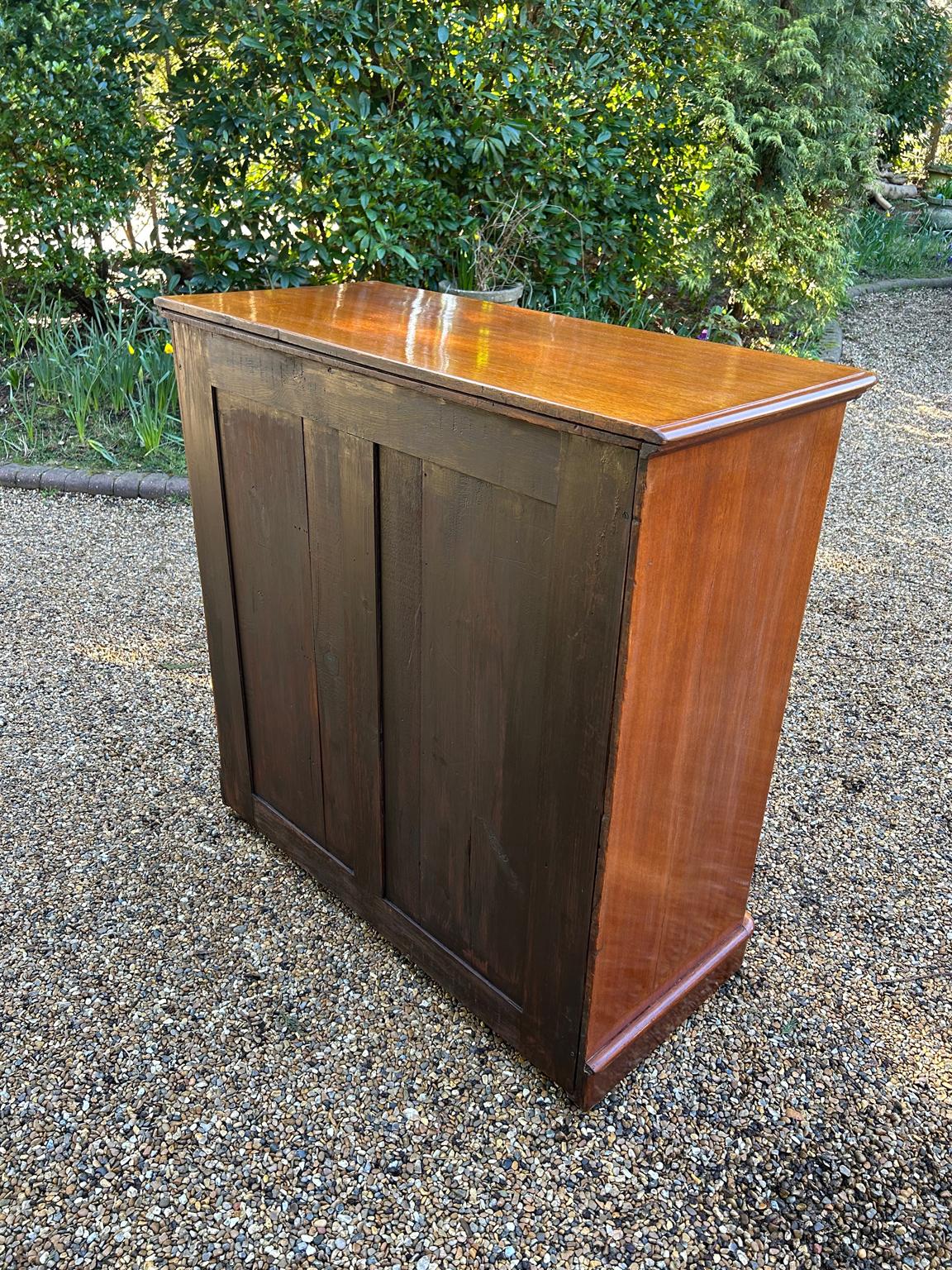 Cassettiera vittoriana in mogano del XIX secolo in vendita 5