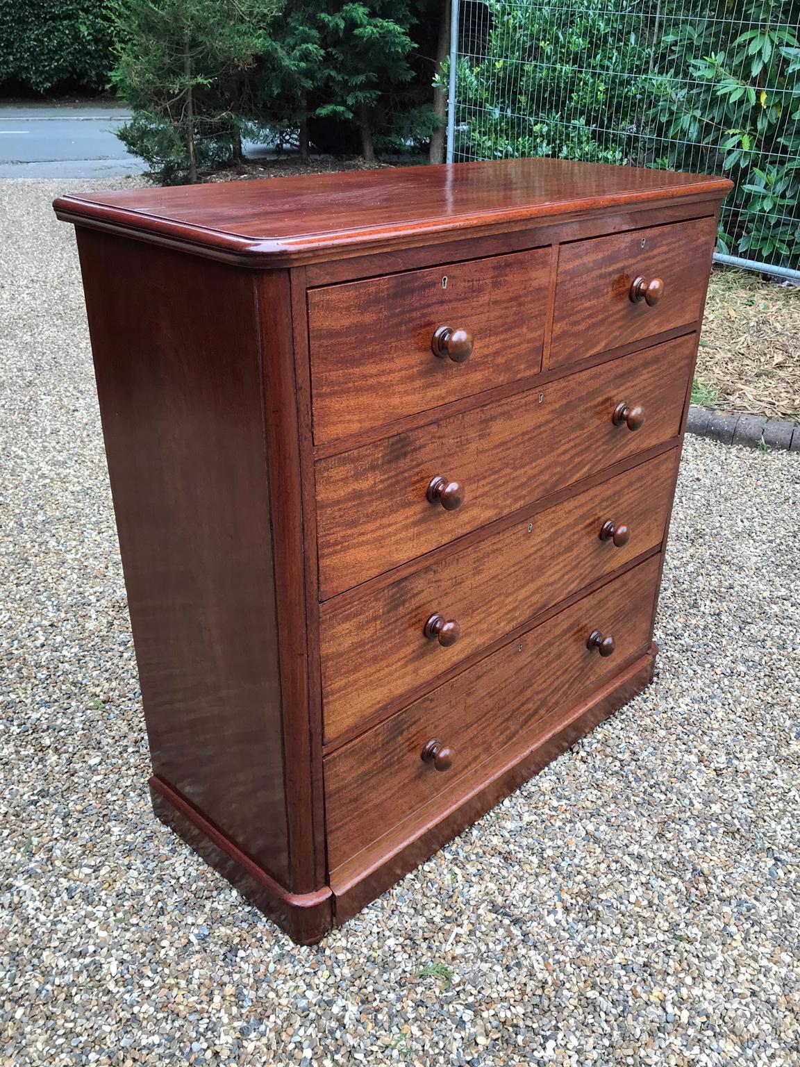 British 19th Century Victorian Mahogany Chest of Drawers For Sale