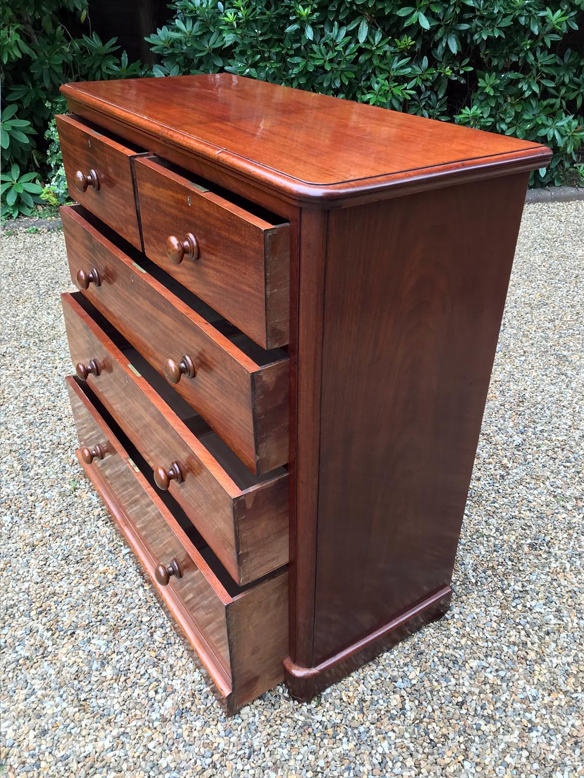 Hand-Crafted 19th Century Victorian Mahogany Chest of Drawers For Sale