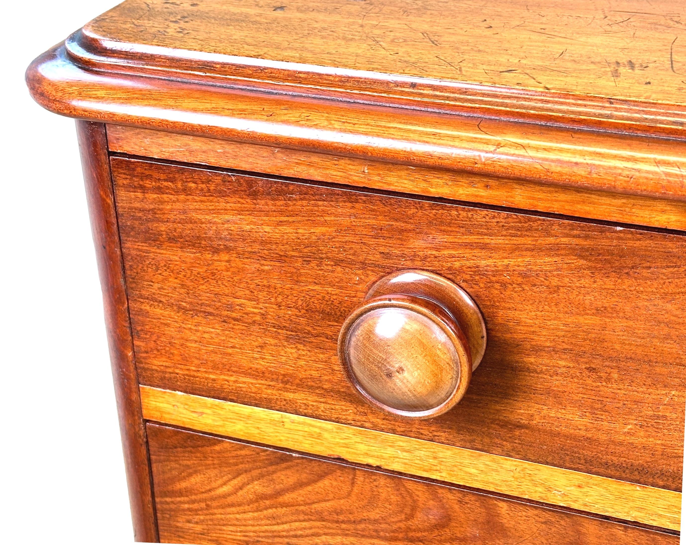 19th Century Victorian Mahogany Chest Of Drawers In Good Condition For Sale In Bedfordshire, GB