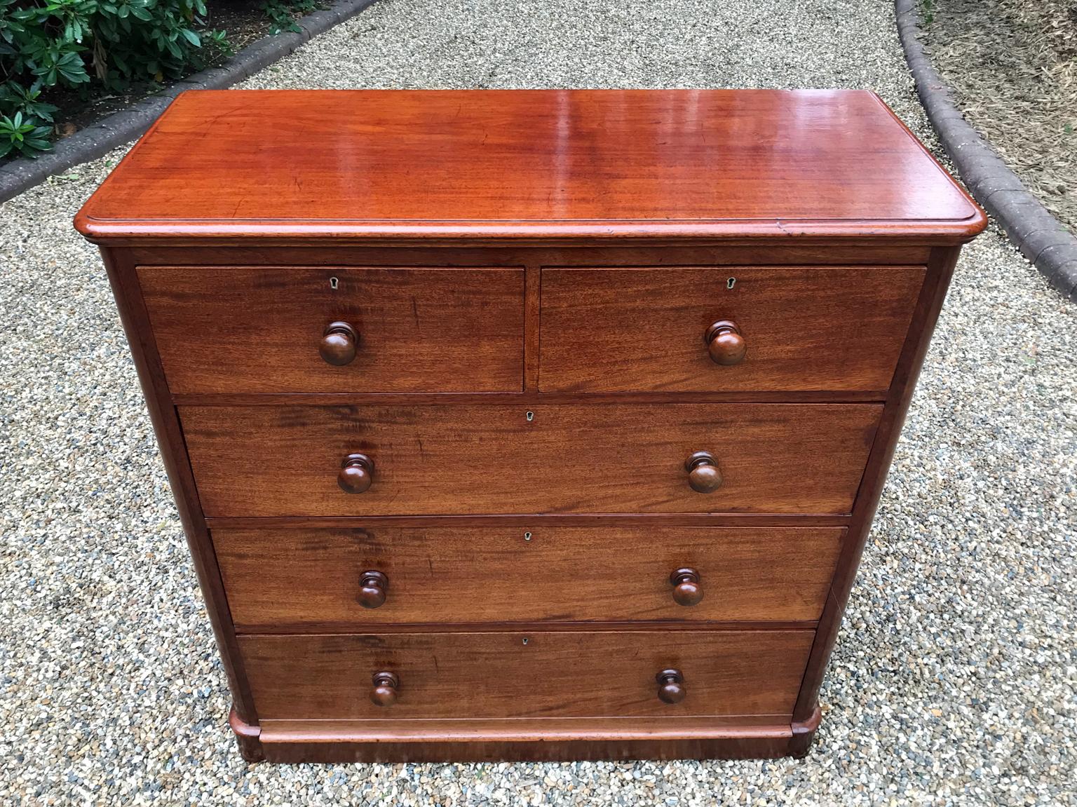 19th Century Victorian Mahogany Chest of Drawers In Good Condition For Sale In Richmond, London, Surrey