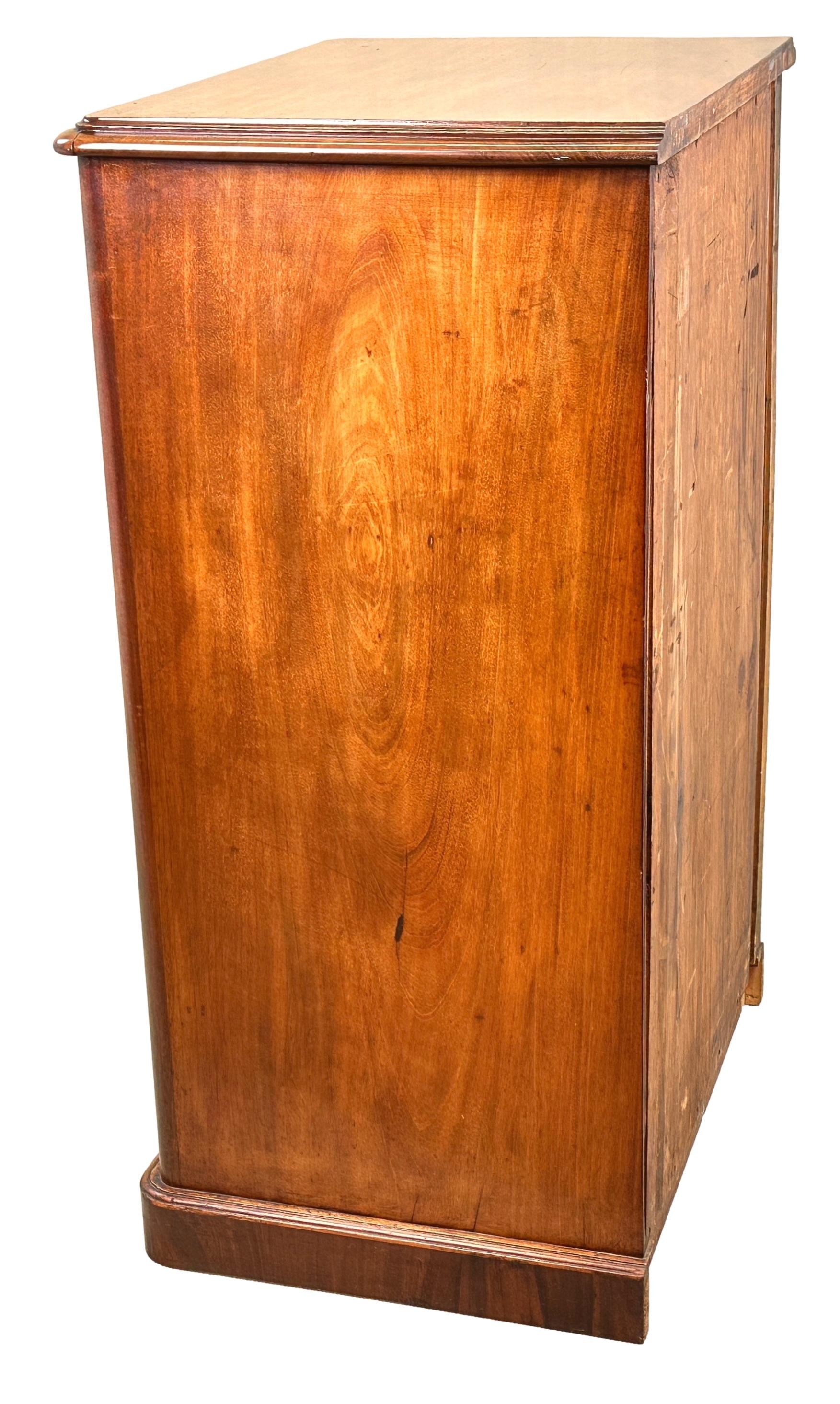 19th Century Victorian Mahogany Chest Of Drawers For Sale 2