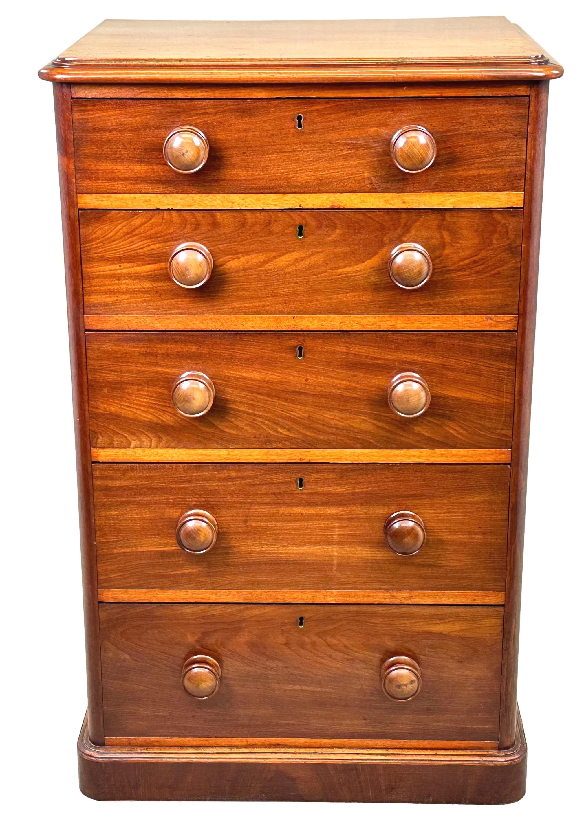 19th Century Victorian Mahogany Chest Of Drawers For Sale 5
