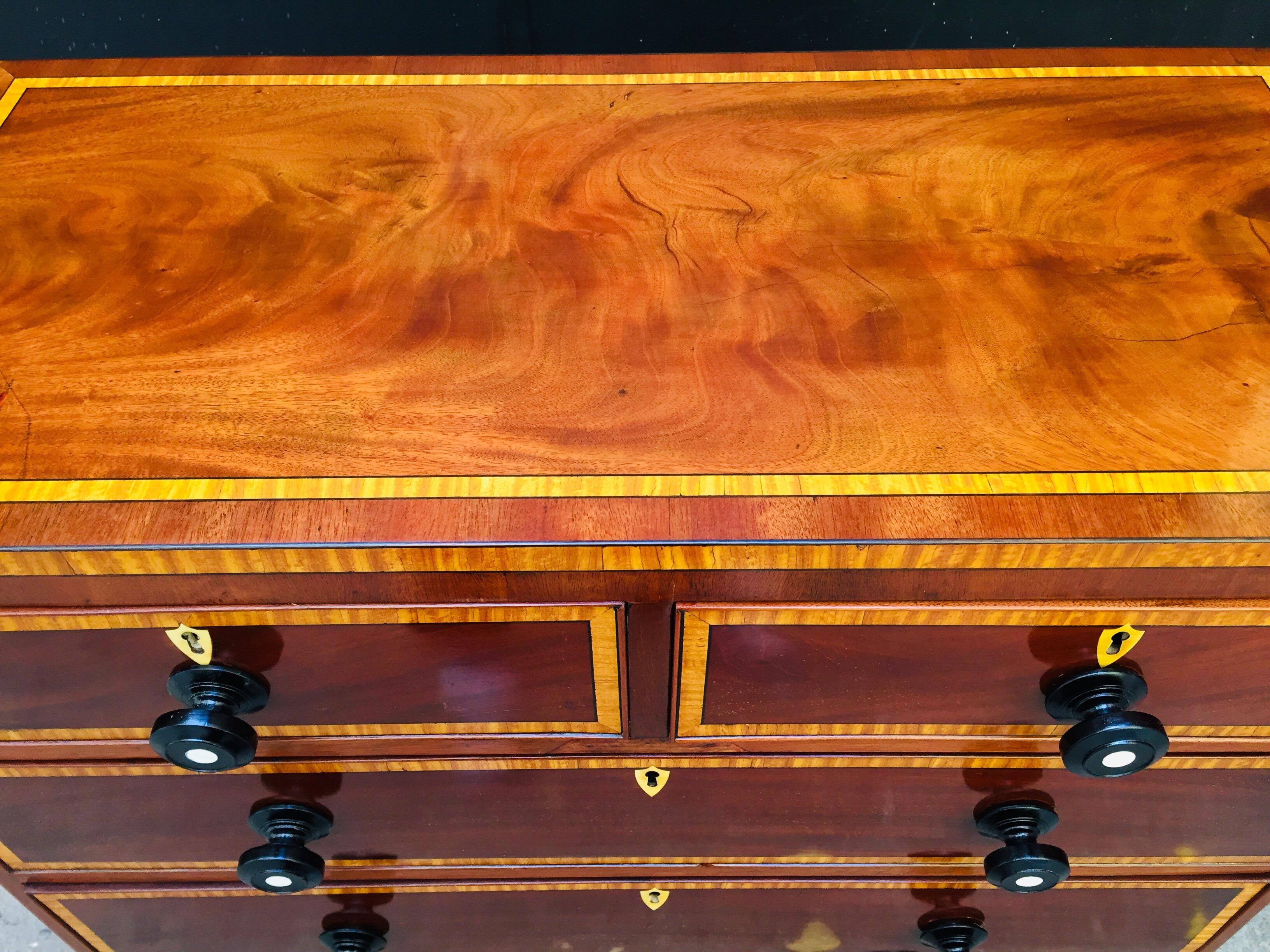 Antique English chest of drawers, a Victorian mahogany veneer commode, dating back to the late-19th century, coming from a private collection near Milan, Italy, in good condition. 

Five graduated drawers, three large and wide, topped by two smaller