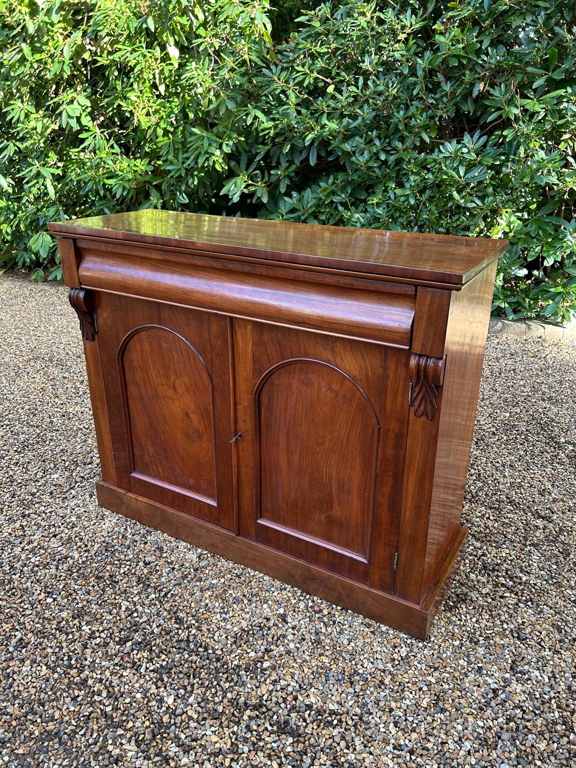 English 19th Century Victorian Mahogany Chiffonier For Sale