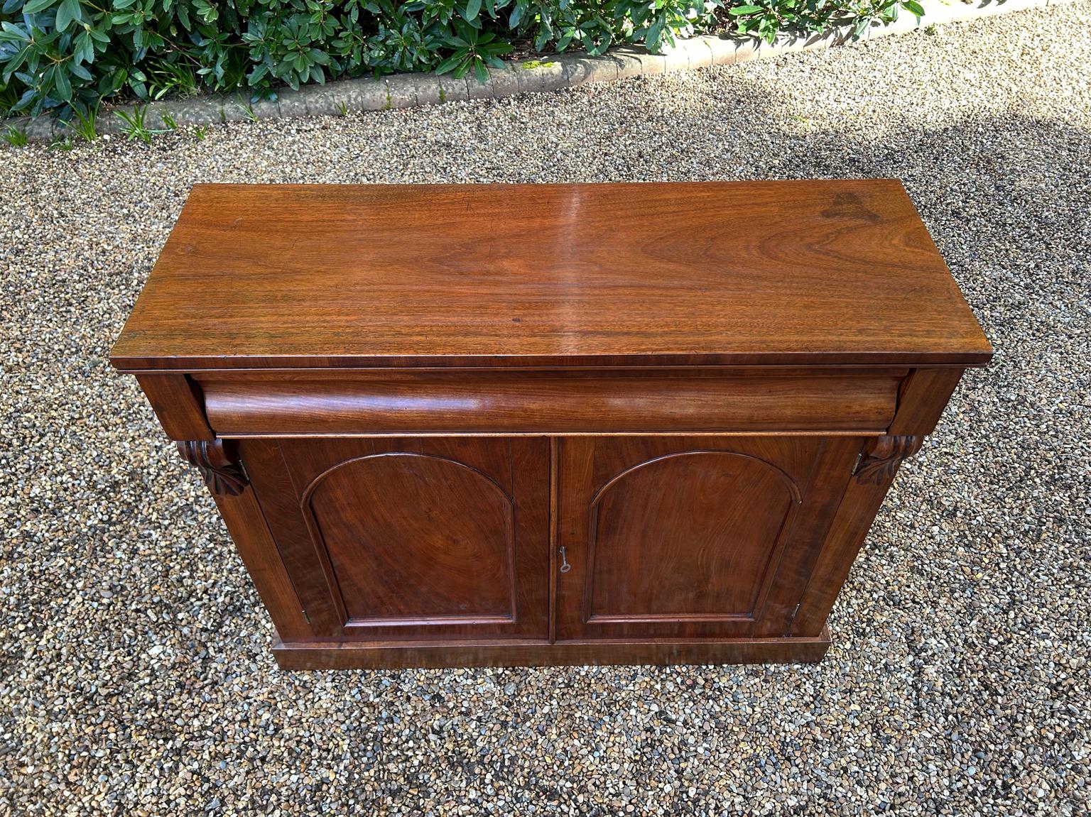 19th Century Victorian Mahogany Chiffonier In Good Condition For Sale In Richmond, Surrey