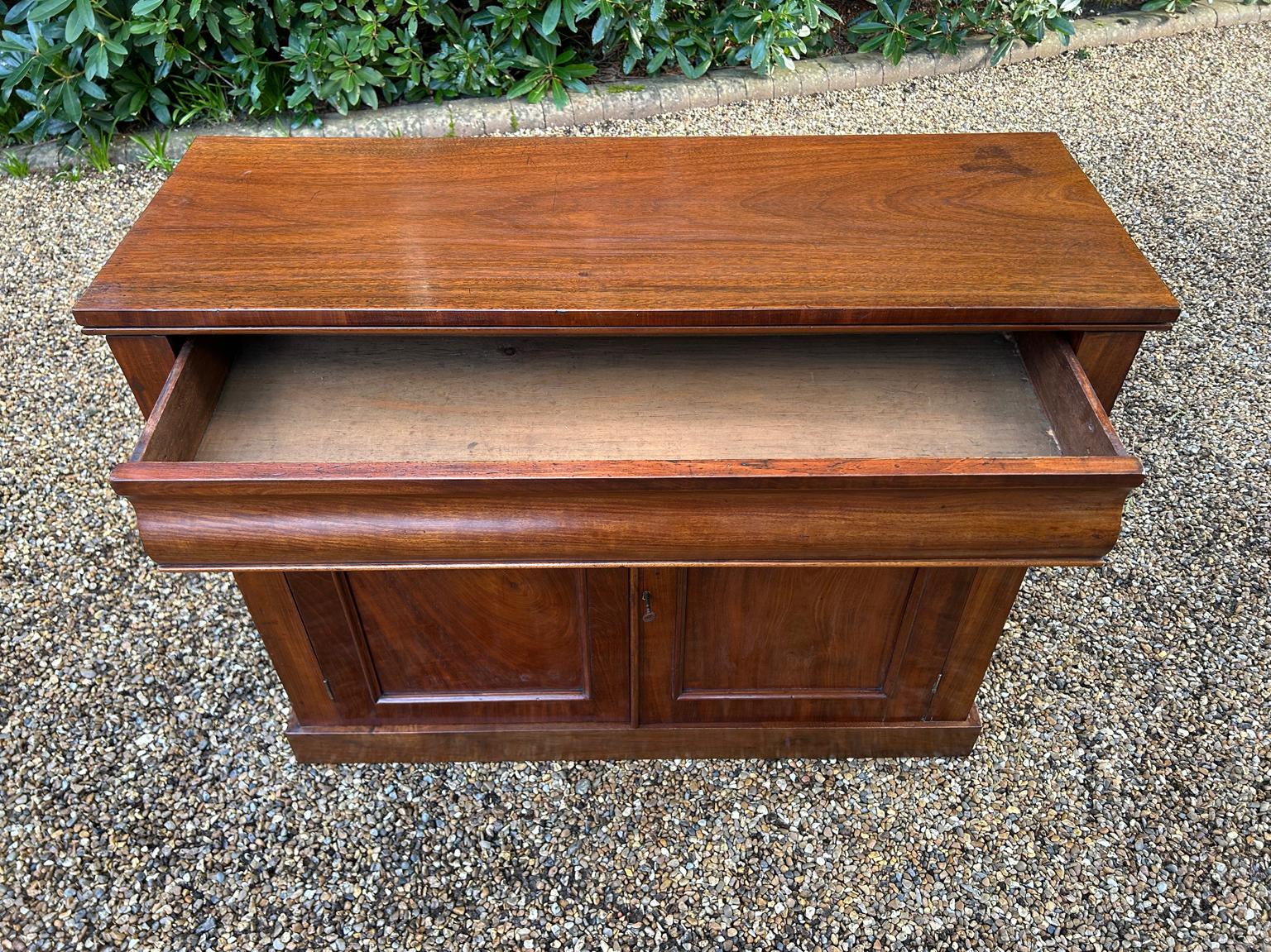 19th Century Victorian Mahogany Chiffonier For Sale 2