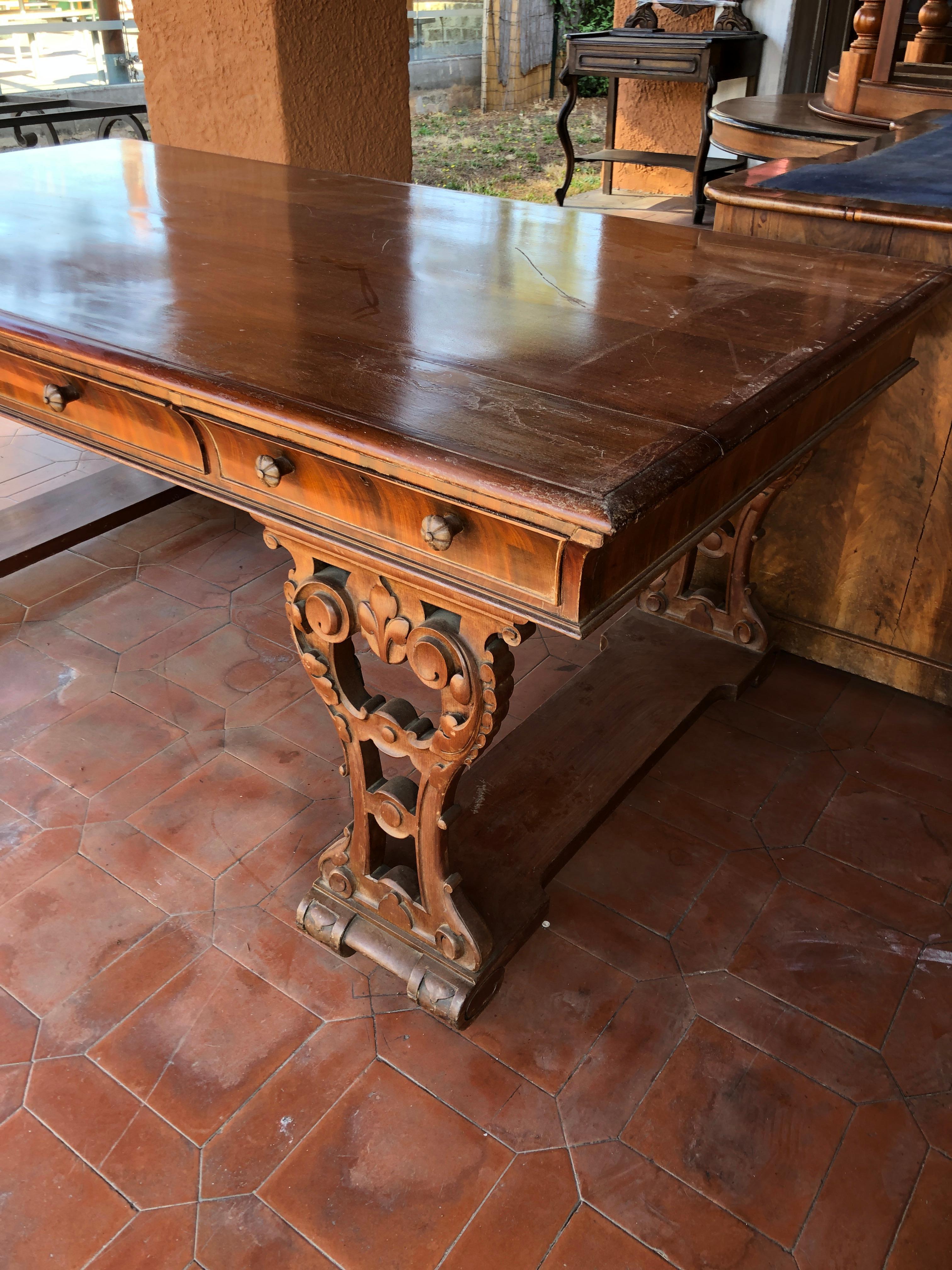 Rare Victorian center desk, in mahogany circa 1860, we note that the legs of the desk are a work of art of carving, in the best English tradition of that period. Present eight wheels to be able to easily move the desk (I wouldn't do it on a parquet