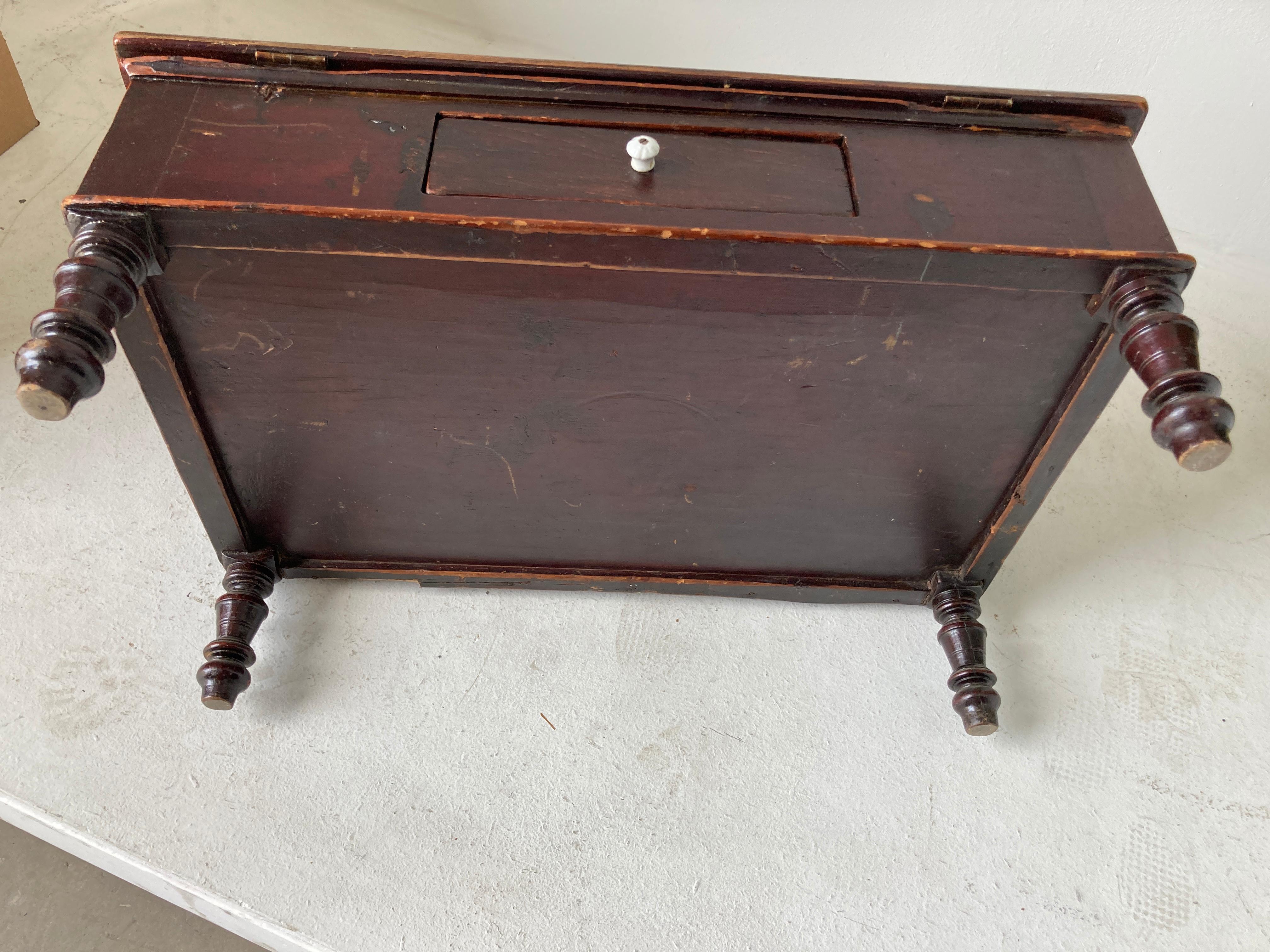 19th Century Victorian Mahogany Dressing Table Mirror with Jewelry Chest For Sale 12