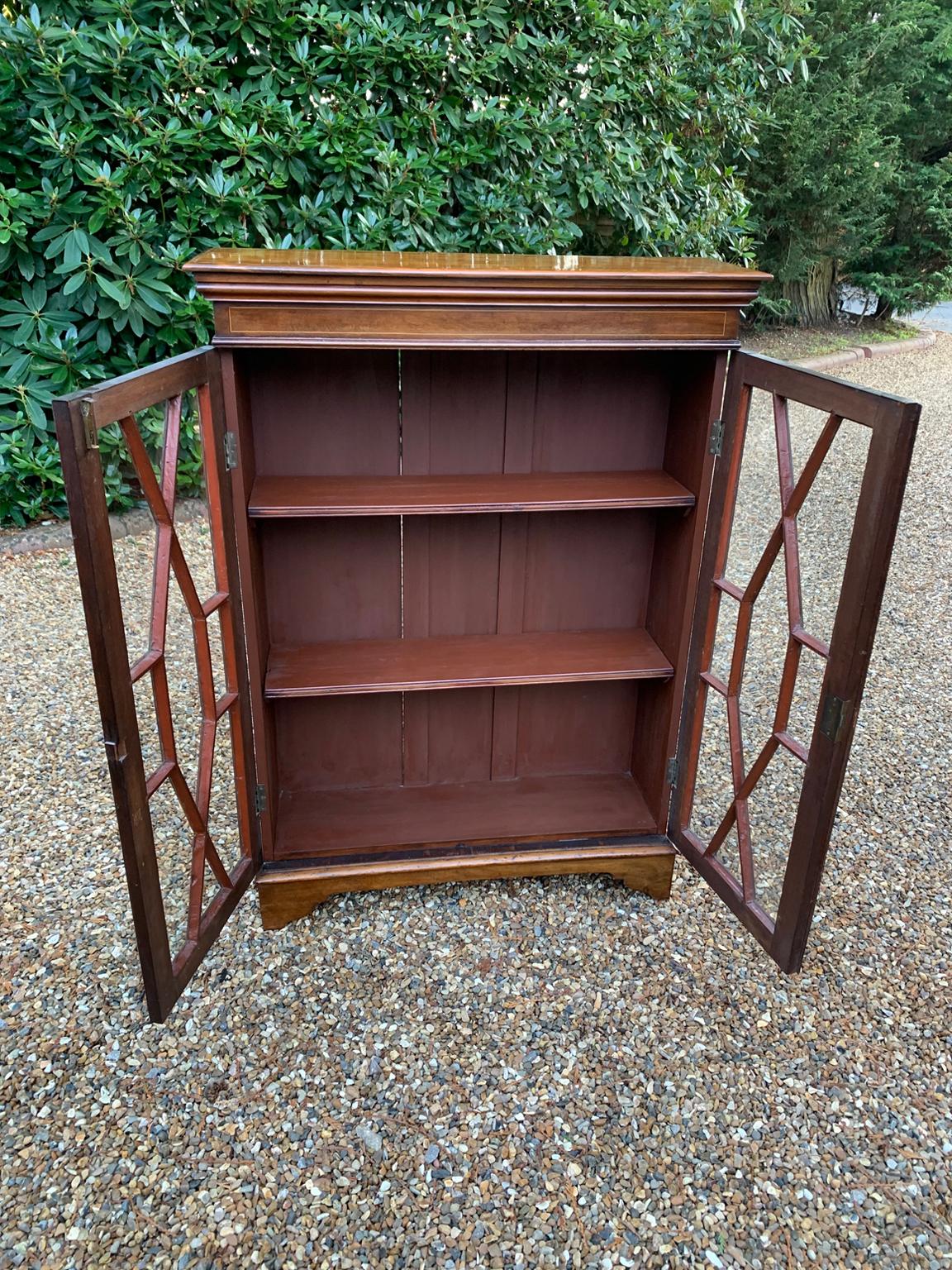 19th Century Victorian Mahogany Glazed Bookcase In Excellent Condition In Richmond, Surrey