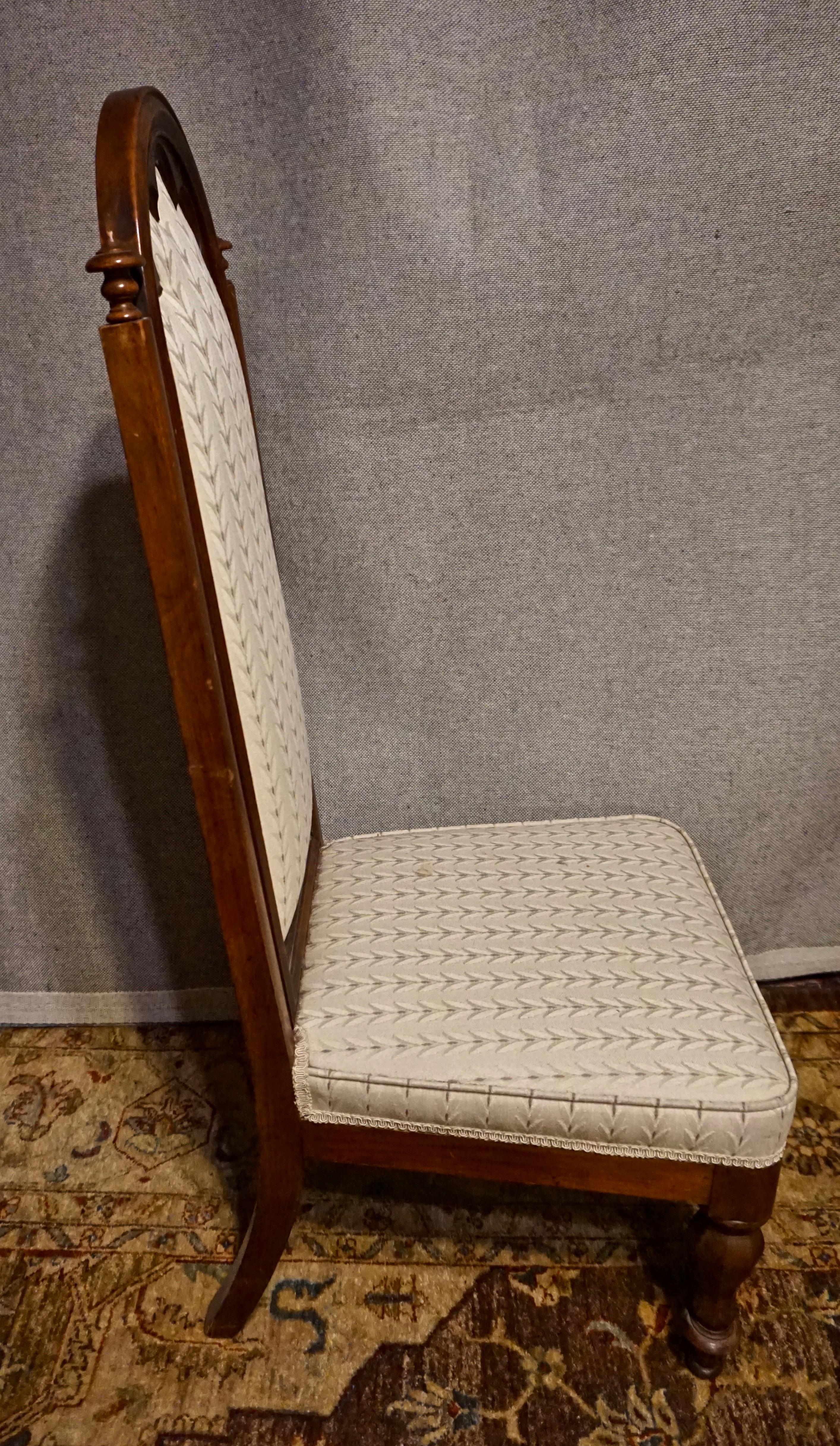 Sculpté Chaise pantoufle de prière gothique victorienne en acajou du 19ème siècle en vente