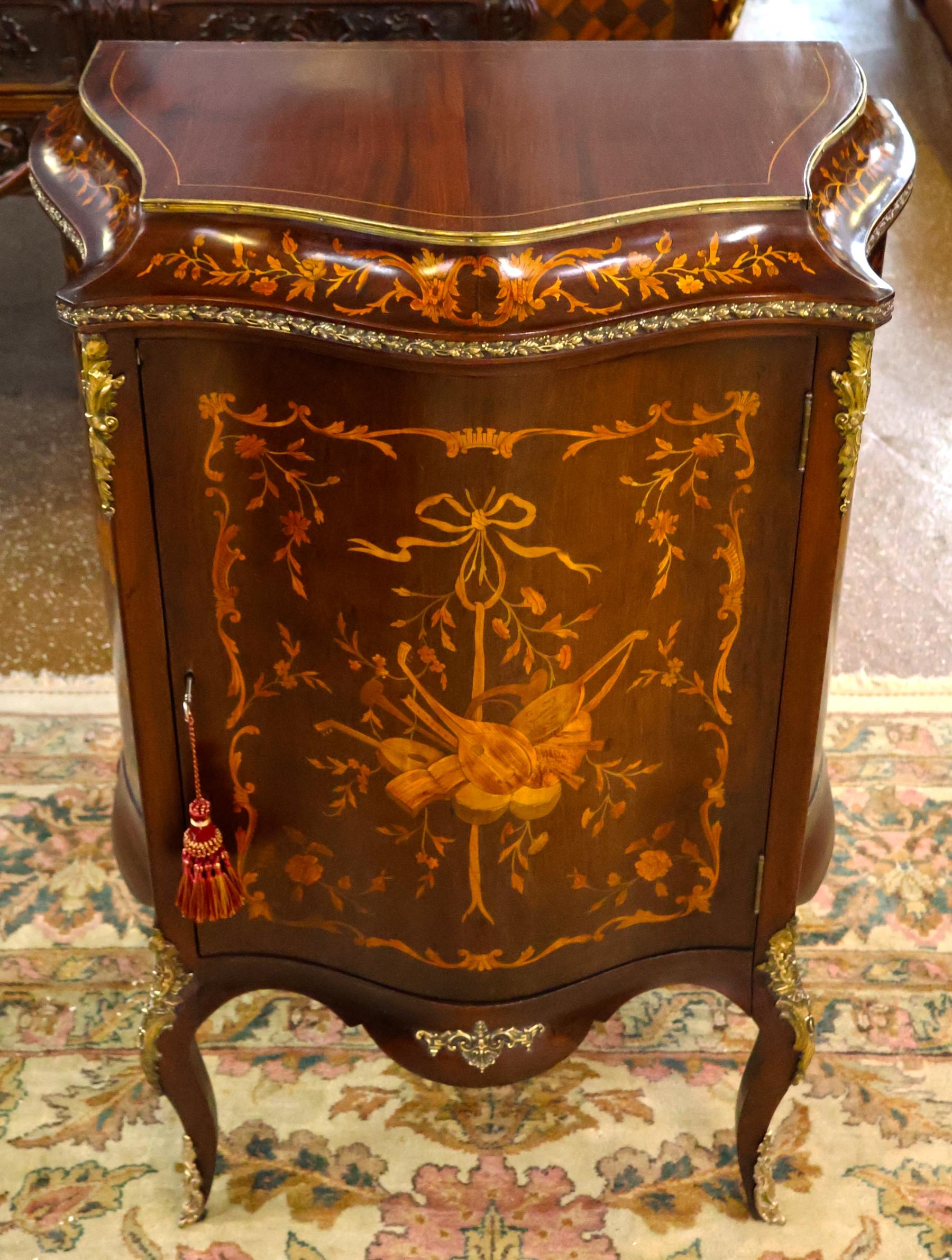 Armadietto vittoriano del XIX secolo in mogano intarsiato e montato su bronzo Attr a RJ Horner

Dimensioni: 40