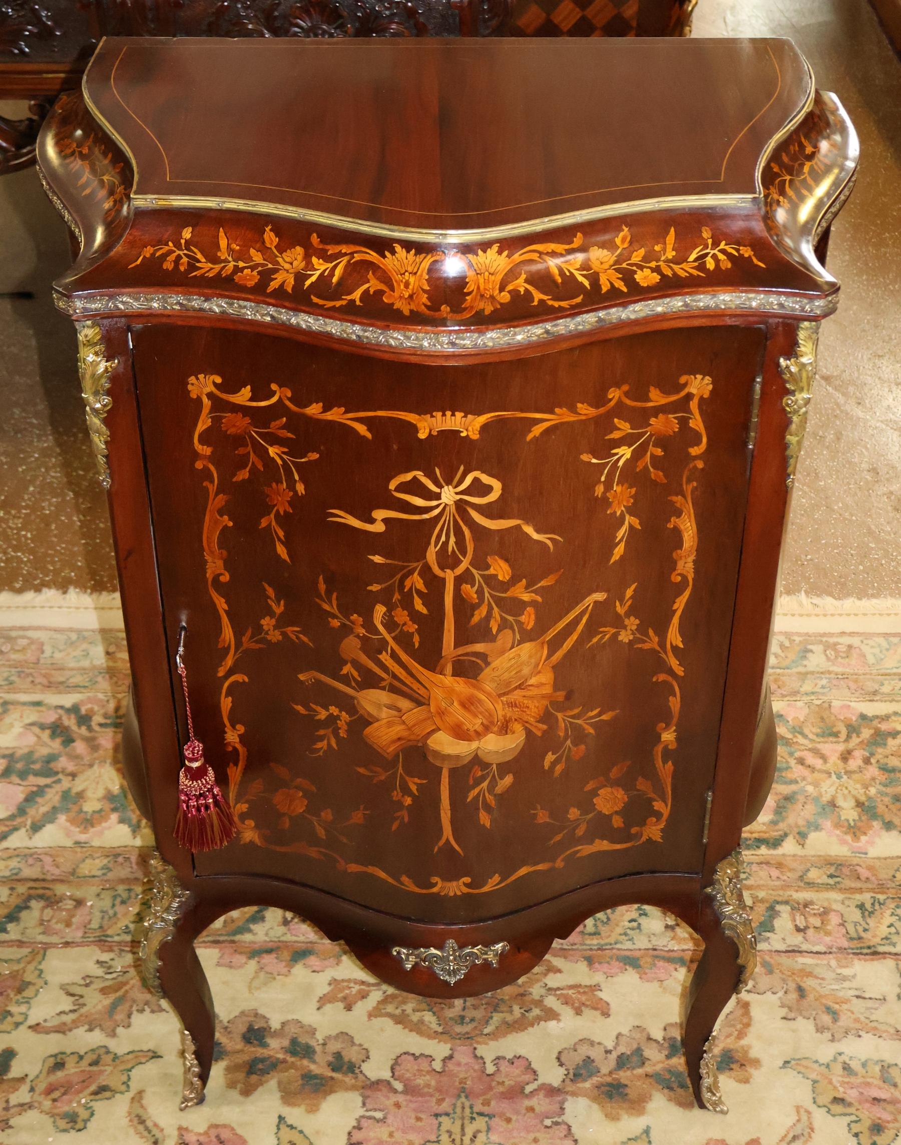 Vittoriano Armadietto vittoriano del XIX secolo in mogano intarsiato e montato su bronzo Attr a RJ Horner in vendita