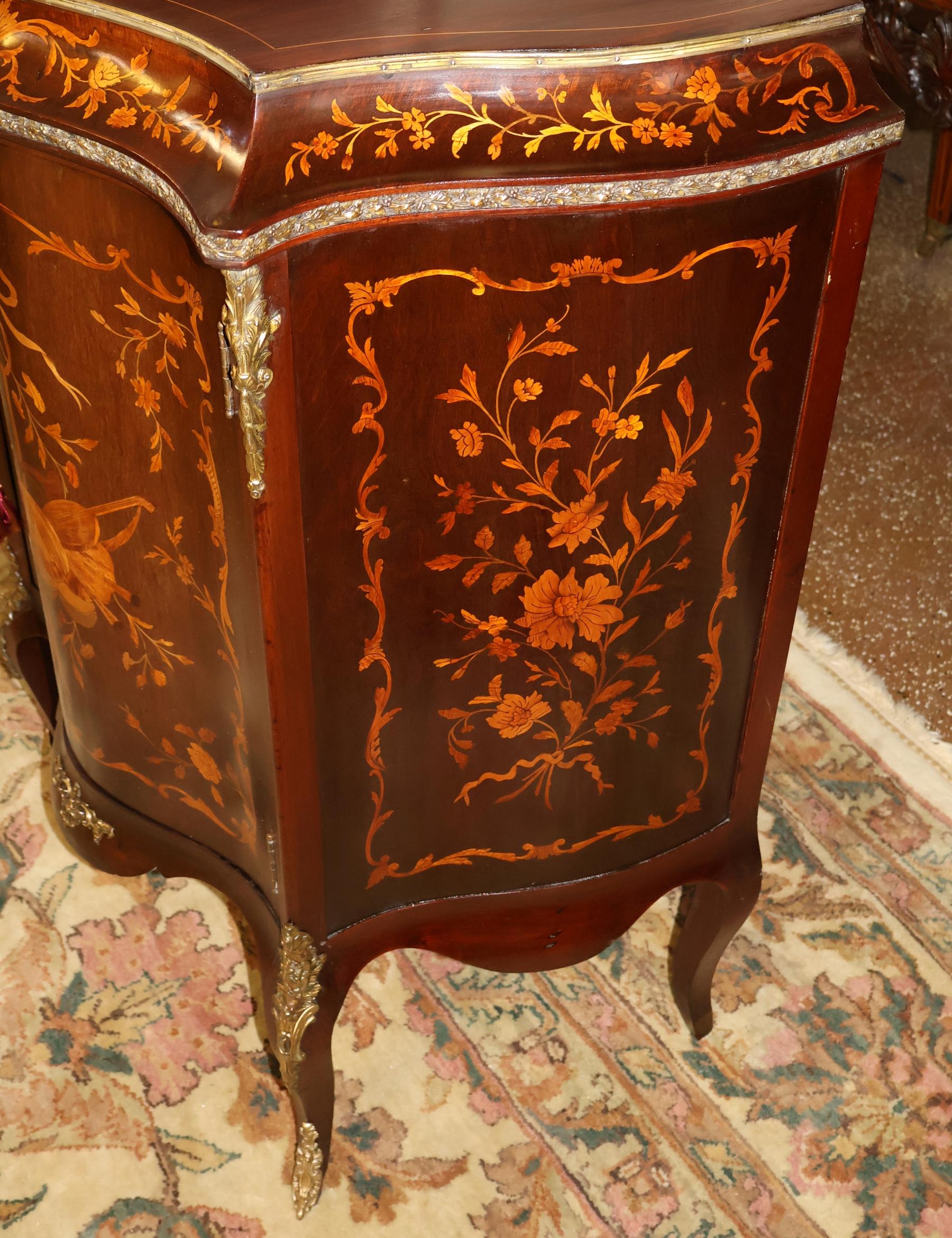 Armadietto vittoriano del XIX secolo in mogano intarsiato e montato su bronzo Attr a RJ Horner in vendita 1