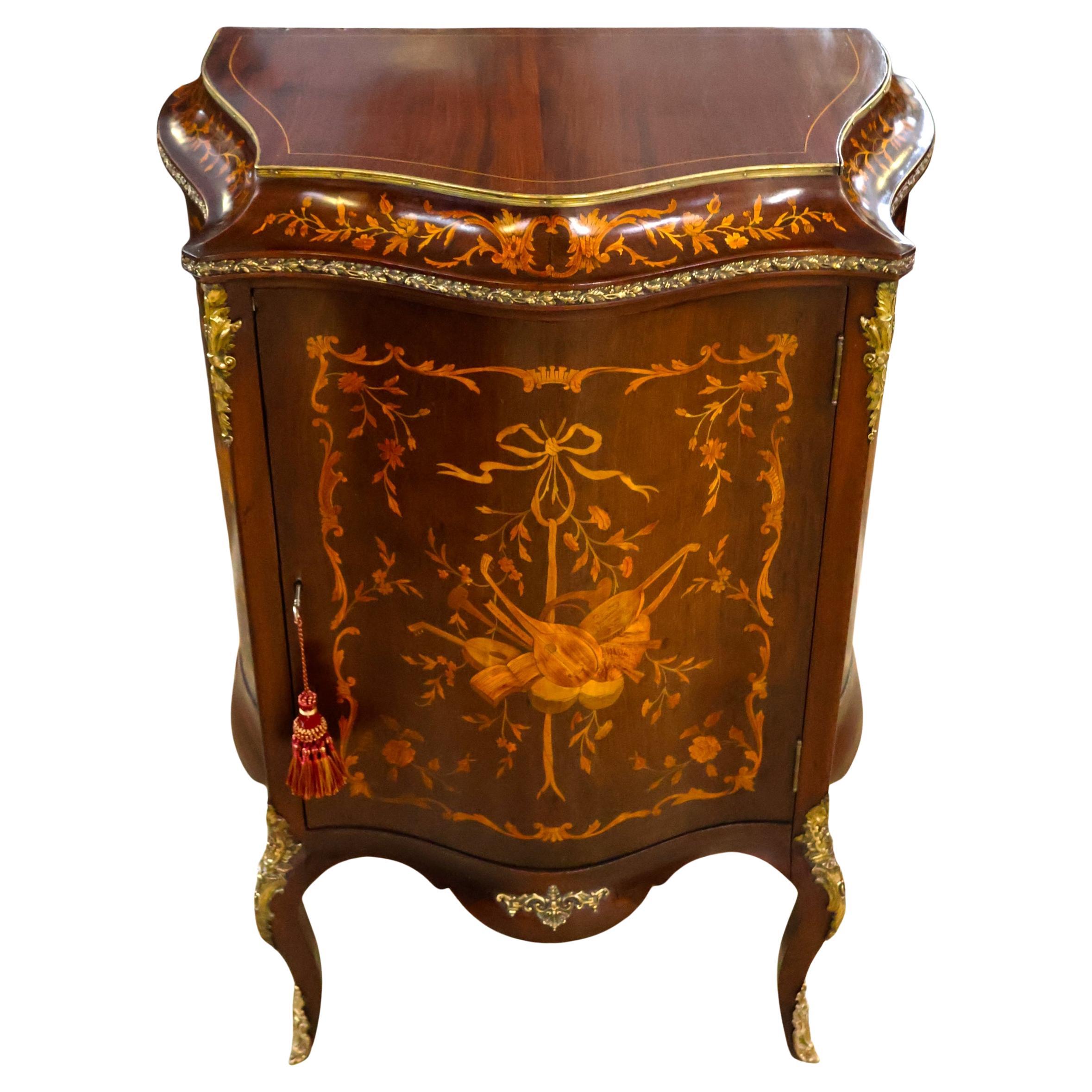 Armadietto vittoriano del XIX secolo in mogano intarsiato e montato su bronzo Attr a RJ Horner in vendita