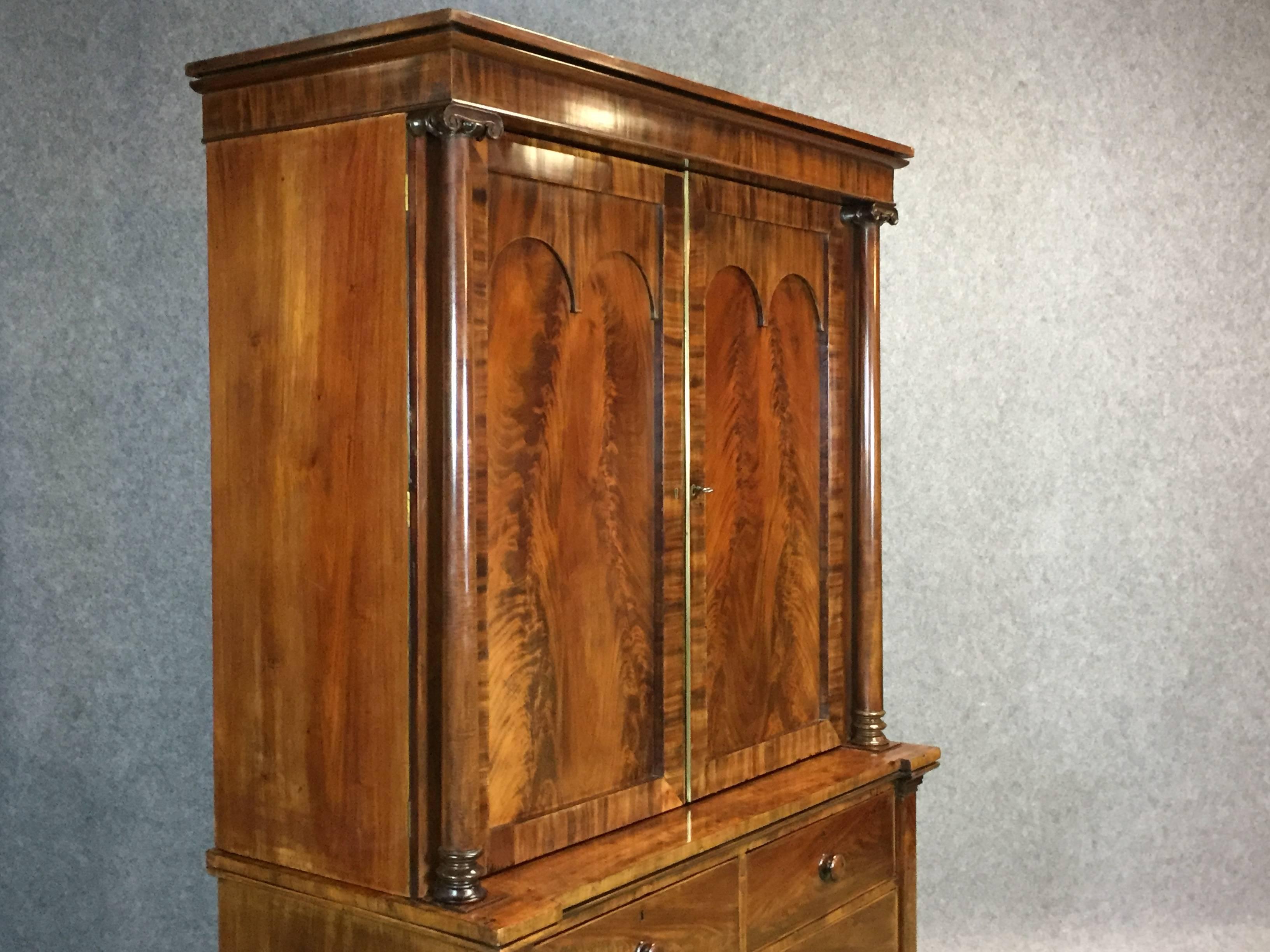 19th Century Victorian Mahogany Linen Presses In Good Condition For Sale In Lannebert, FR