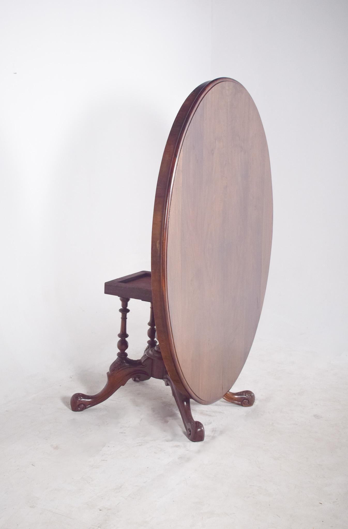 Mesa ovalada victoriana de caoba del siglo XIX con tablero basculante en venta 3