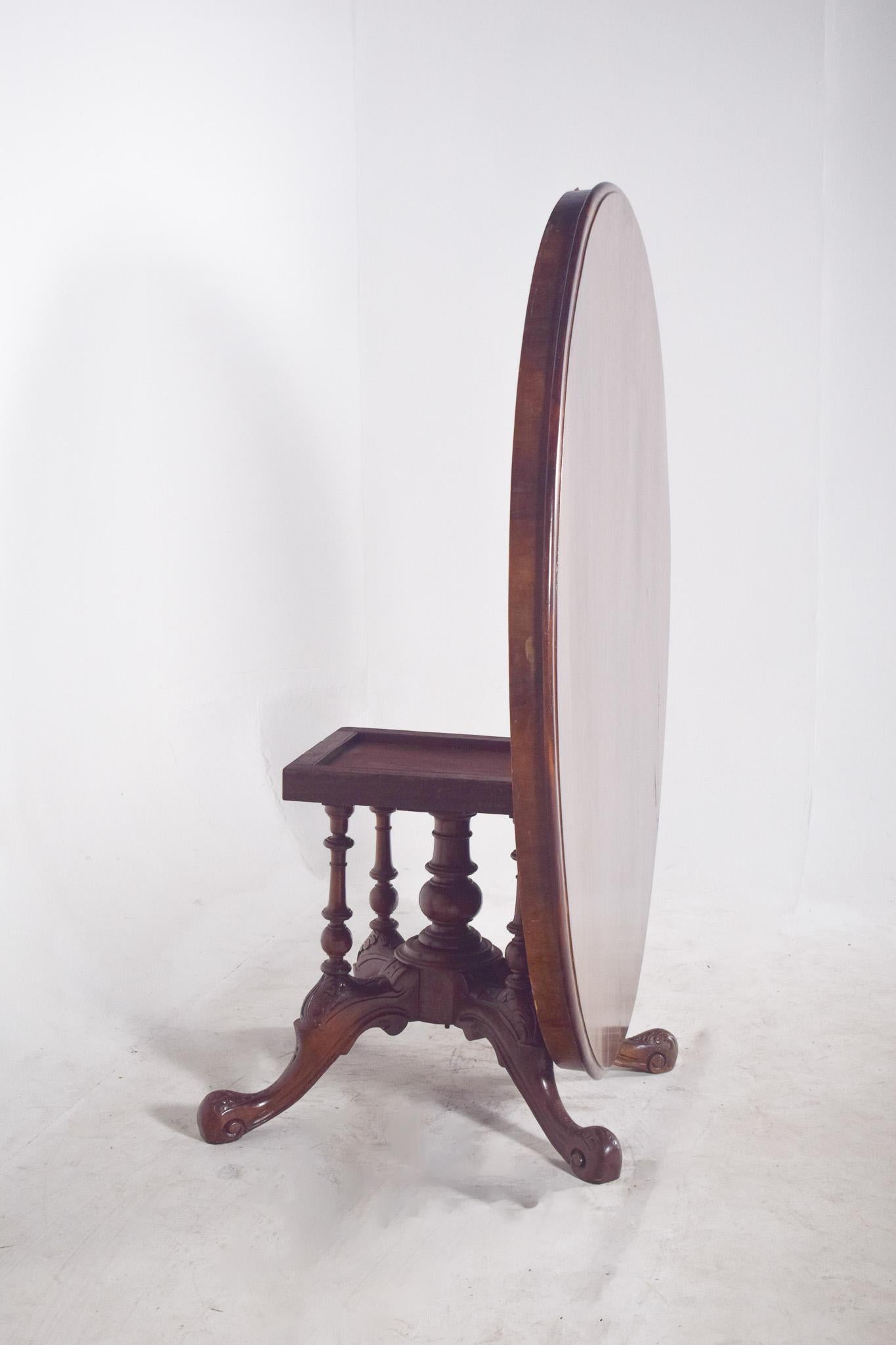 Mesa ovalada victoriana de caoba del siglo XIX con tablero basculante en venta 4