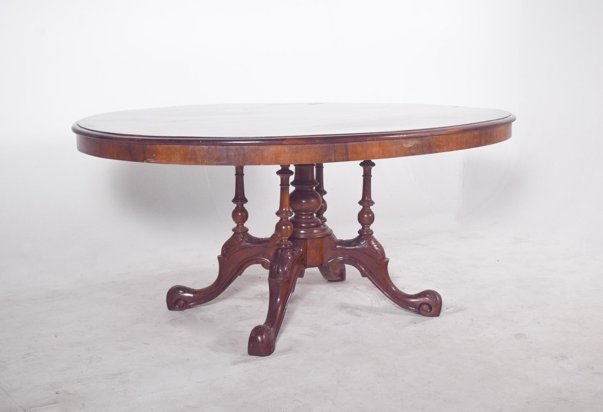 Mesa victoriana ovalada de caoba con tablero basculante. Mesa redonda de estilo victoriano con sistema de tablero basculante, que permite elevarla verticalmente, facilitando su almacenamiento y ahorrando espacio cuando no se utiliza. En madera noble
